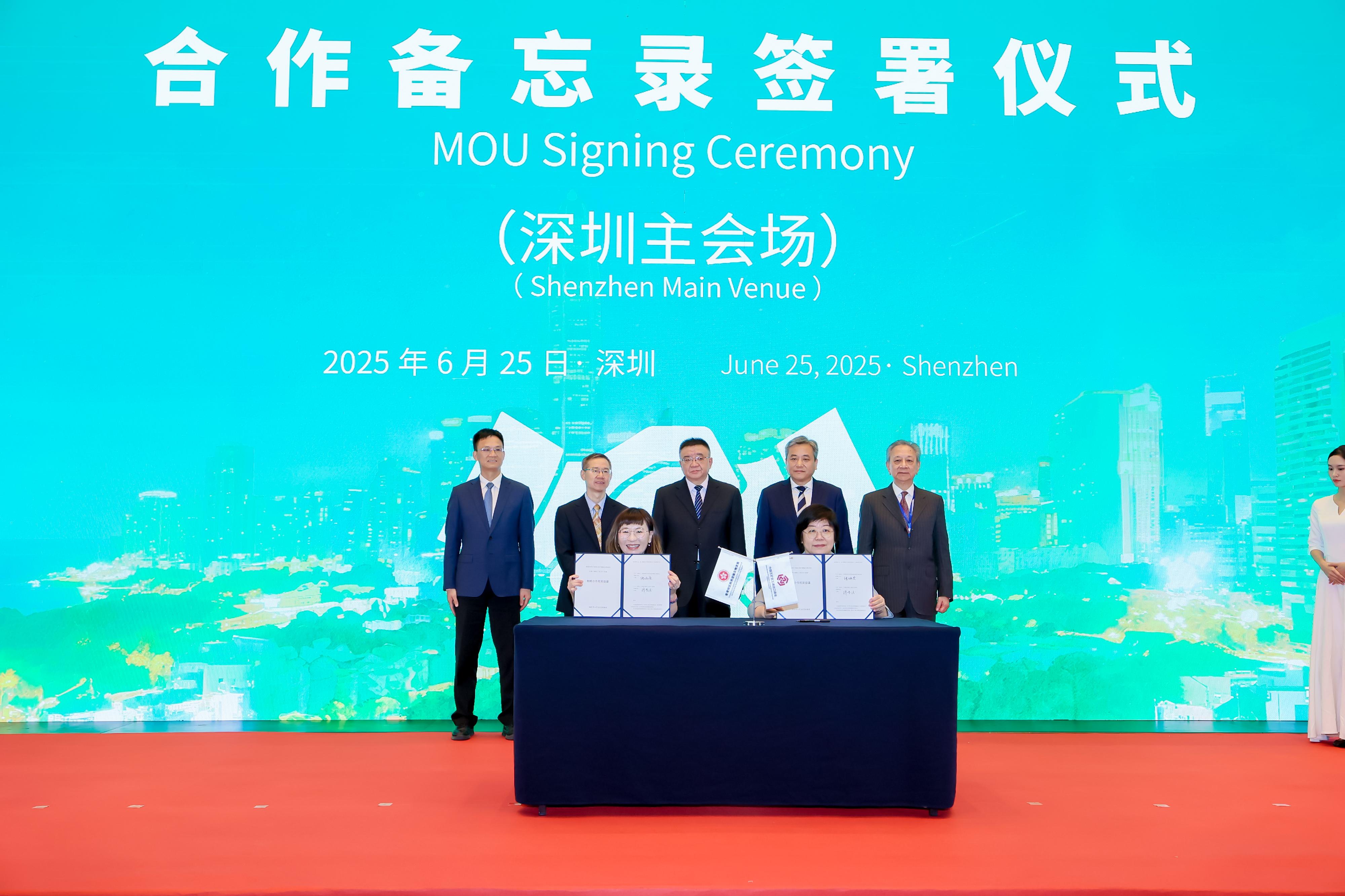 The Mainland-Hong Kong Green Energy Matchmaking Event was held today (June 25) simultaneously in Hong Kong and Shenzhen. Photo shows the Commissioner for Maritime and Port Development, Miss Amy Chan (front row, left), and a representative from the China Chamber of Commerce of Metals, Minerals & Chemicals Importers & Exporters signing a Memorandum of Understanding at the Shenzhen venue.