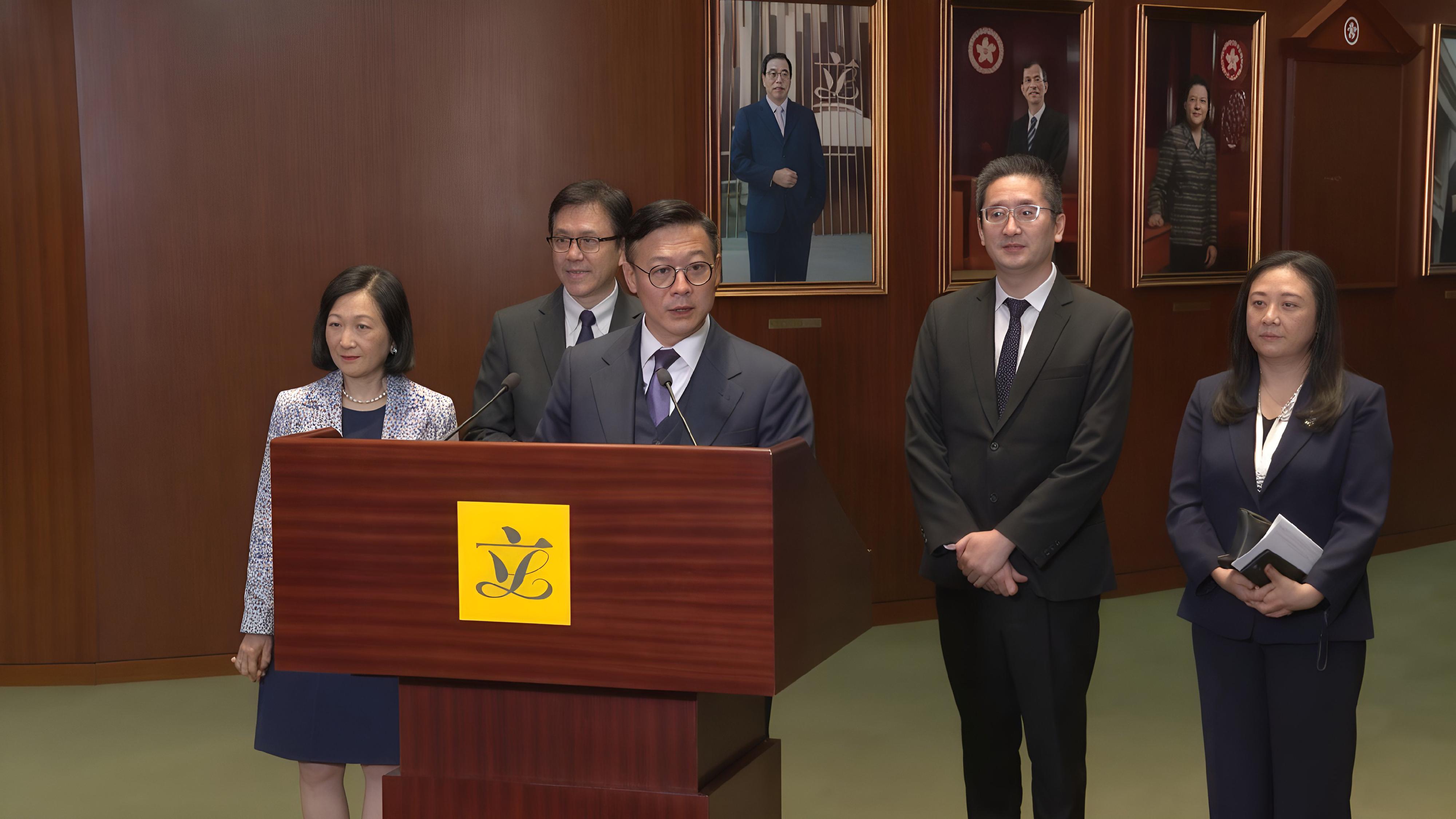 律政司副司長張國鈞博士（中）今日（六月二十五日）與創新科技及工業局局長孫東教授（左二）和署理商務及經濟發展局局長陳百里博士（右二）出席立法會前廳交流會後會見傳媒。

