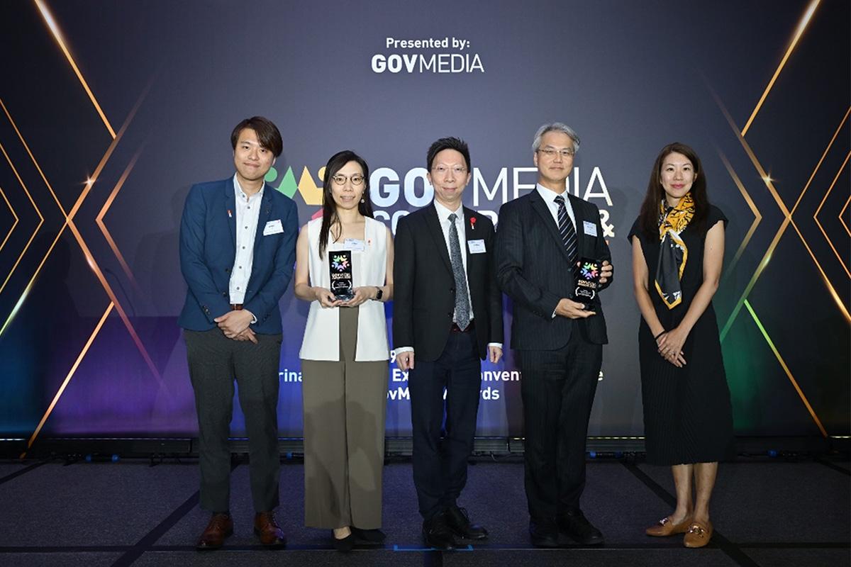 香港房屋委員會本月在新加坡舉行的GovMedia Awards 2025頒獎典禮上，憑藉創新項目勇奪兩項殊榮，包括「年度香港公私營合作計劃－房屋」及「年度香港公營機構倡議－青年」。圖示（左起）高級產業測量師（非住宅二）郁學然、署理總產業測量師（商業樓宇）鄭穎文、創新科技總監（發展及建築）姚勳雄及總結構工程師（發展及建築）王偉洪出席頒獎典禮領獎。