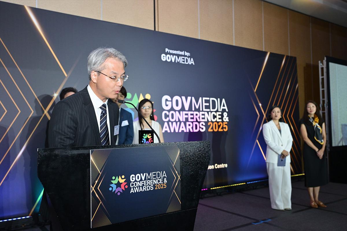 香港房屋委員會本月在新加坡舉行的GovMedia Awards 2025頒獎典禮上，憑藉創新項目勇奪兩項殊榮。圖示總結構工程師（發展及建築）王偉洪於頒獎典禮上致辭。
