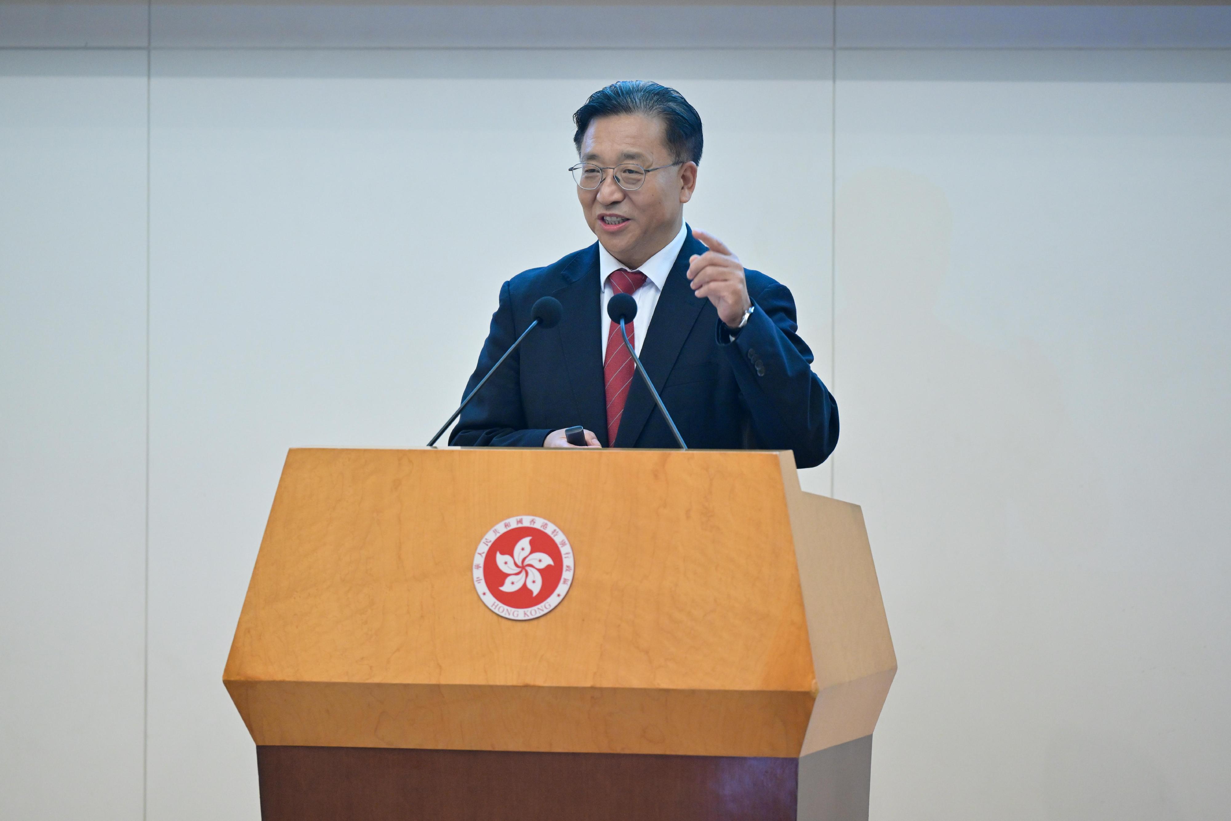 公務員學院今日（六月二十五日）與外交部駐香港特別行政區特派員公署合辦2025年度國際形勢和中國外交專題報告會。圖示特派員公署特派員崔建春主講。