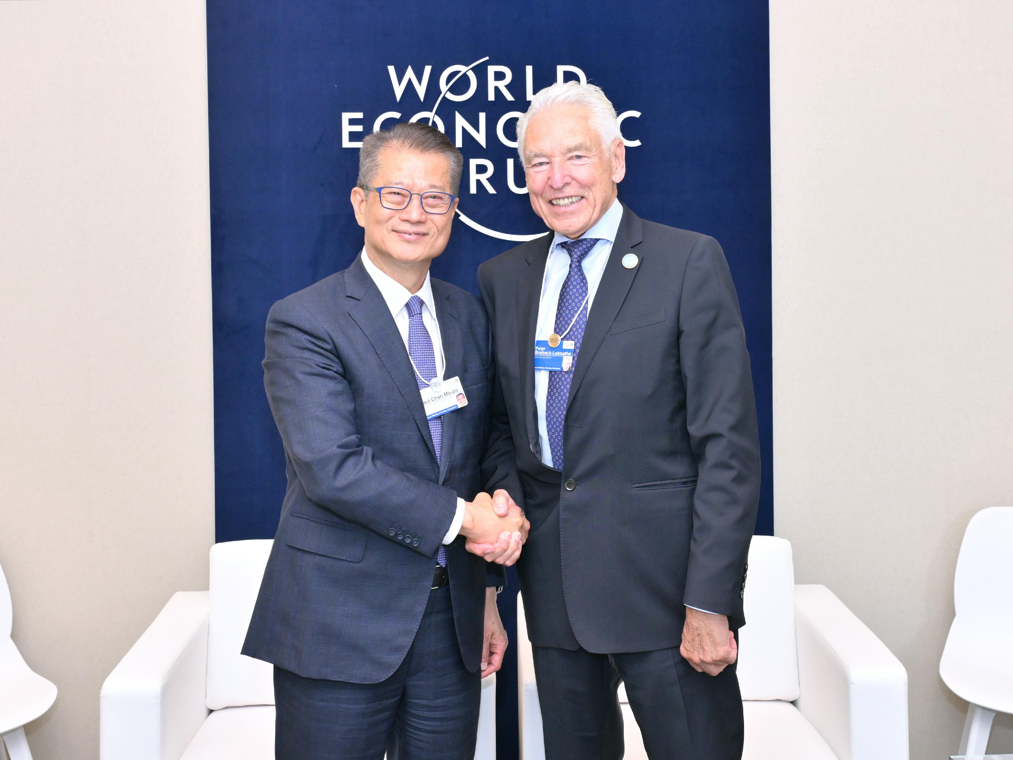 The Financial Secretary, Mr Paul Chan, continued his visit to Tianjin today (June 25) and attended the World Economic Forum Annual Meeting of the New Champions 2025 (also known as Summer Davos). Photo shows Mr Chan (left) meeting with the Chairman ad interim of the World Economic Forum, Mr Peter Brabeck-Letmathe (right). 