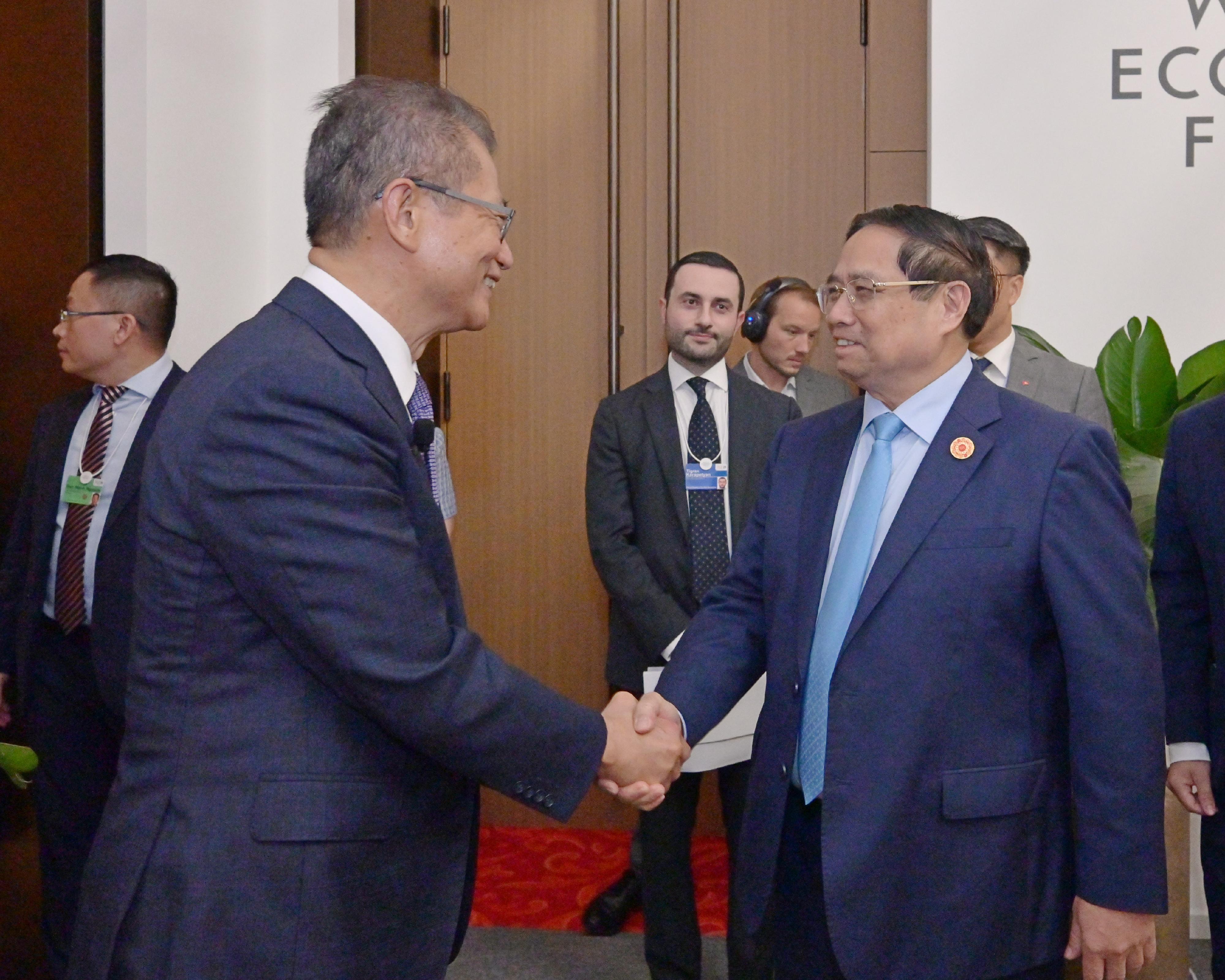 The Financial Secretary, Mr Paul Chan, continued his visit to Tianjin today (June 25) and attended the World Economic Forum Annual Meeting of the New Champions 2025 (also known as Summer Davos). Photo shows Mr Chan (left) briefly meeting with the Prime Minister of Vietnam, Mr Pham Minh Chinh (right), before the discussion session titled "Is Asia's Century at Risk?" 