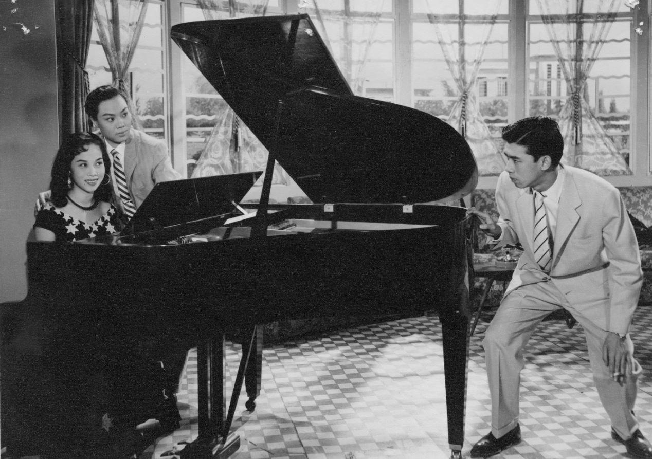 To commemorate the 100th anniversary of the birth of acclaimed Cantonese opera virtuoso Fung Wong Nui, the Hong Kong Film Archive of the Leisure and Cultural Services Department will present "Phoenix on the Silver Screen - A Centenary Tribute to Fung Wong Nui" as part of its screening series "Morning Matinee" from August 1 to October 31, featuring 16 classic films starring her. Photo shows a film still from "Loving Enemies" (1957). 
