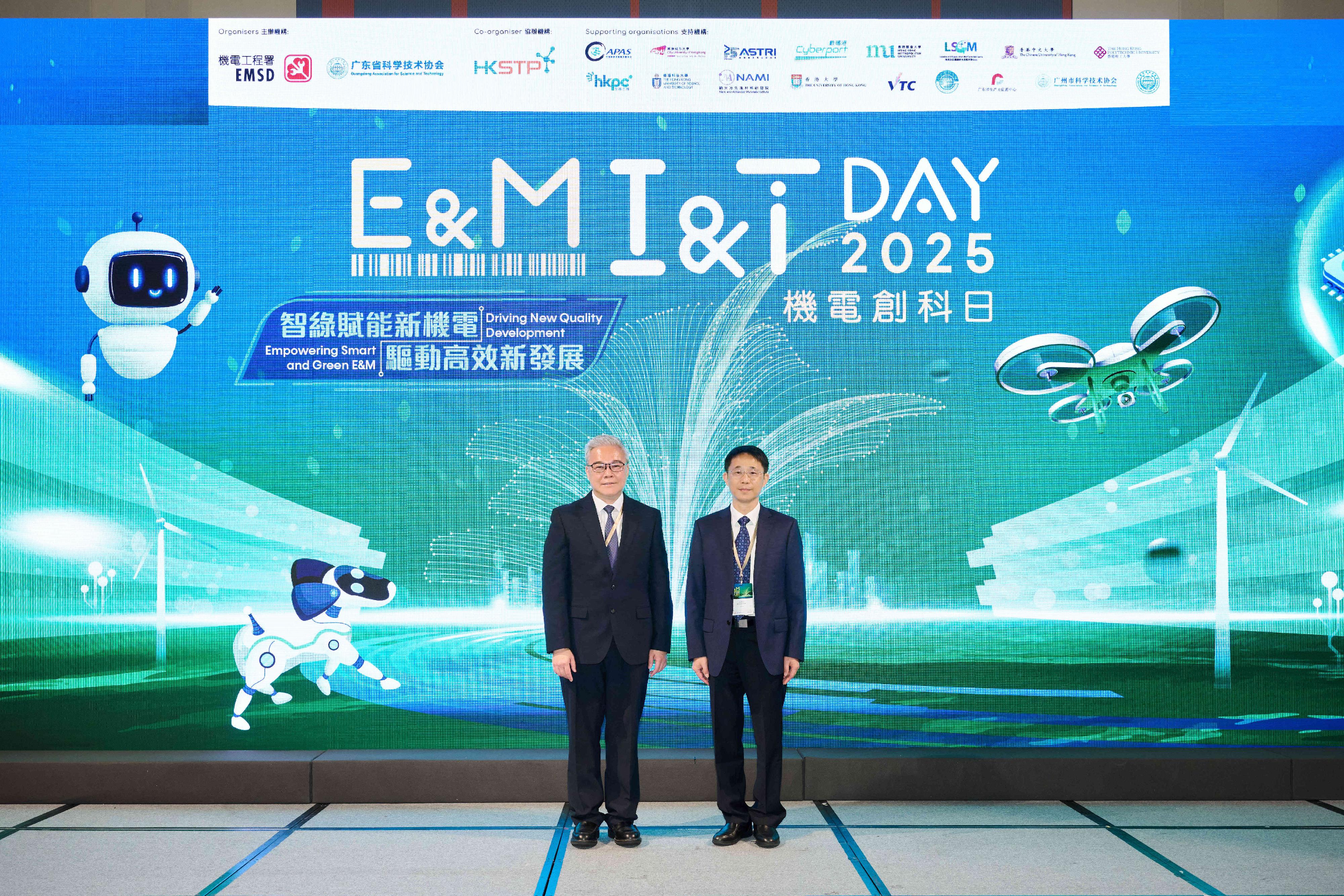 The E&M I&T Day 2025, organised by the Electrical and Mechanical Services Department and the Guangdong Association for Science and Technology (GAST), and co-organised by the Hong Kong Science and Technology Parks Corporation, was held today (June 26). Photo shows the Director of Electrical and Mechanical Services, Mr Poon Kwok-ying (left) and the Secretary and Standing Vice-Chairman of the Party Group of GAST, Mr Cheng Hongbo (right), officiating at the launching ceremony.
