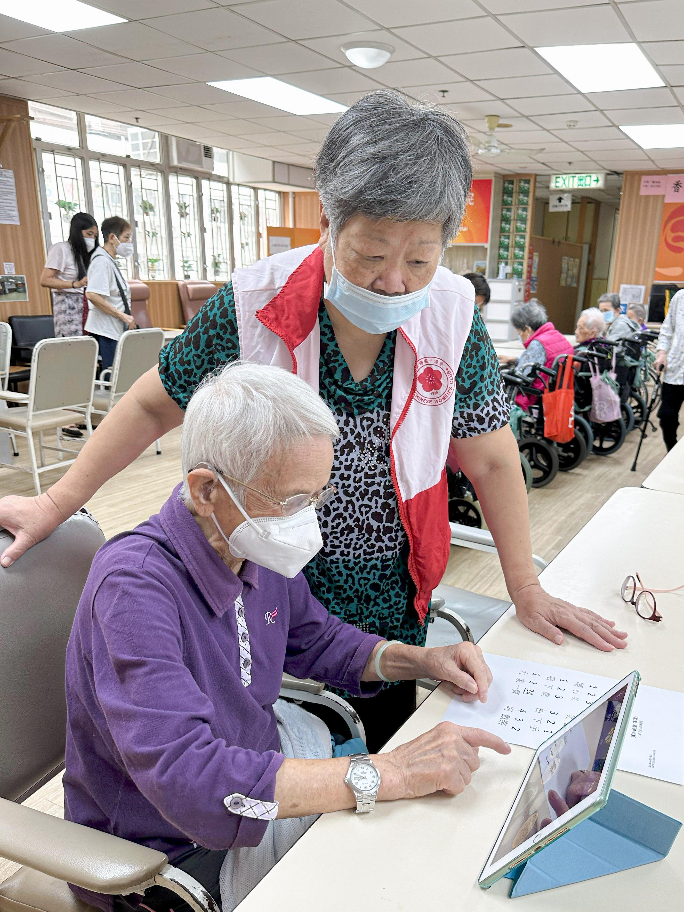 新一輪「友智識」長者數碼外展計劃的活動將繼續使用數碼科技產品與長者進行互動式訓練。圖示上一輪計劃中，參與活動的長者在長者義工指導下，使用數碼音樂遊戲訓練肌肉和手眼協調。