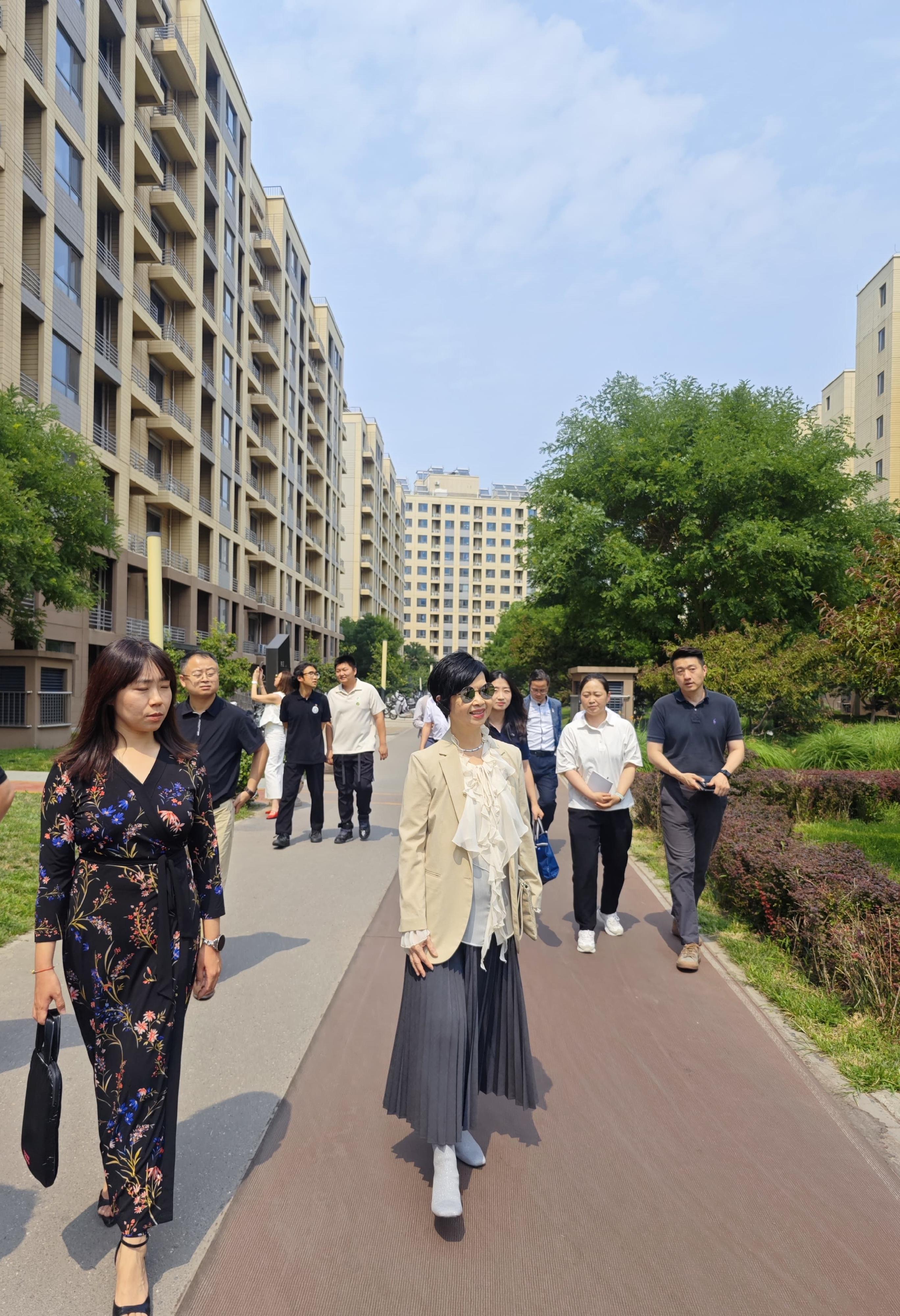 房屋局局長何永賢（中）今日（六月二十六日）實地考察北京青棠灣公租房項目。