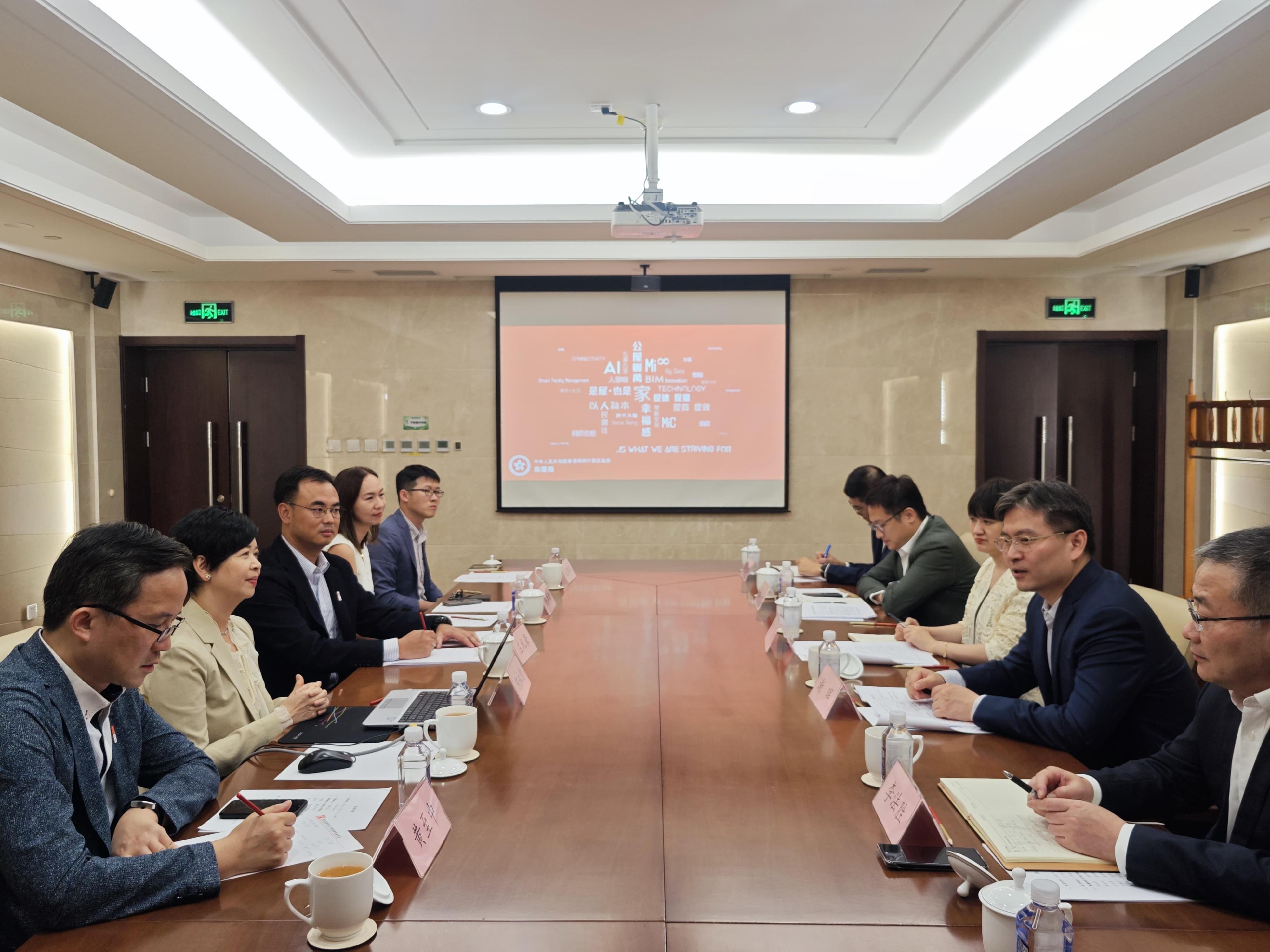 房屋局局長何永賢（左二）今日（六月二十六日）在北京與國務院國有資產監督管理委員會國際合作局副局長謝暉（右二）會面，就住房設計規劃等範疇交換意見。
