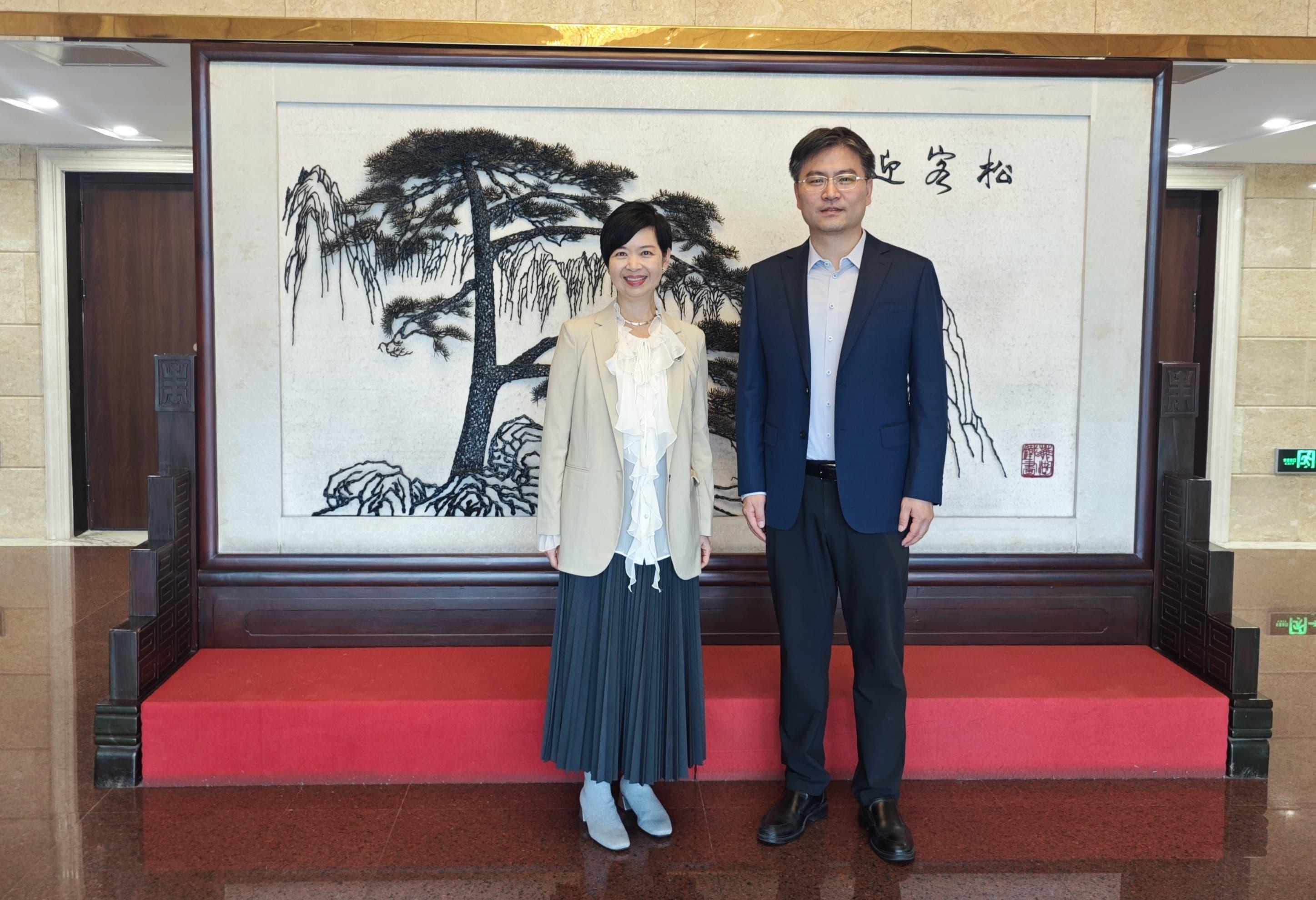 房屋局局長何永賢（左）今日（六月二十六日）在北京與國務院國有資產監督管理委員會國際合作局副局長謝暉（右）會面，就住房設計規劃等範疇交換意見。