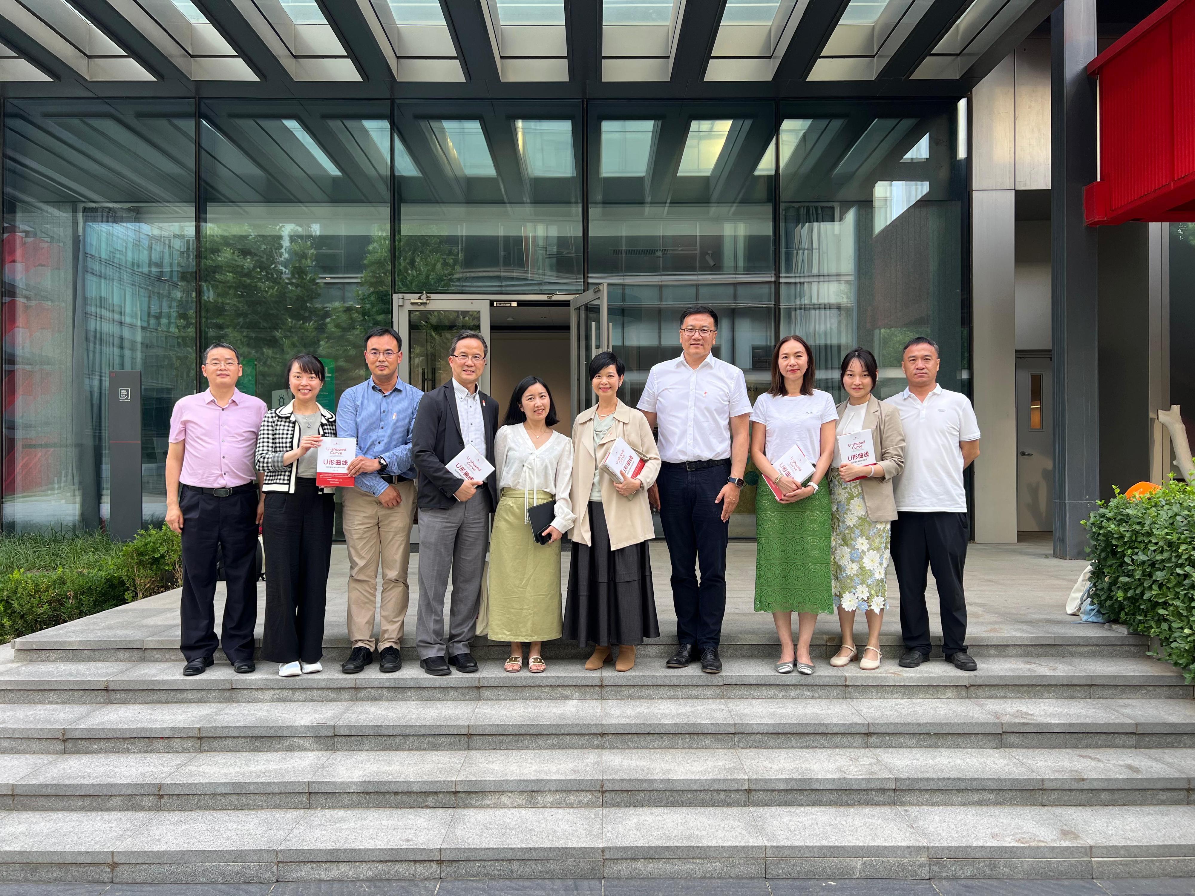 The Secretary for Housing, Ms Winnie Ho (fifth right), visited the Better House Living Tech Lab in Beijing yesterday (June 25) to learn about the practice of combining housing design concepts of quality homes and technologies on the Mainland. 