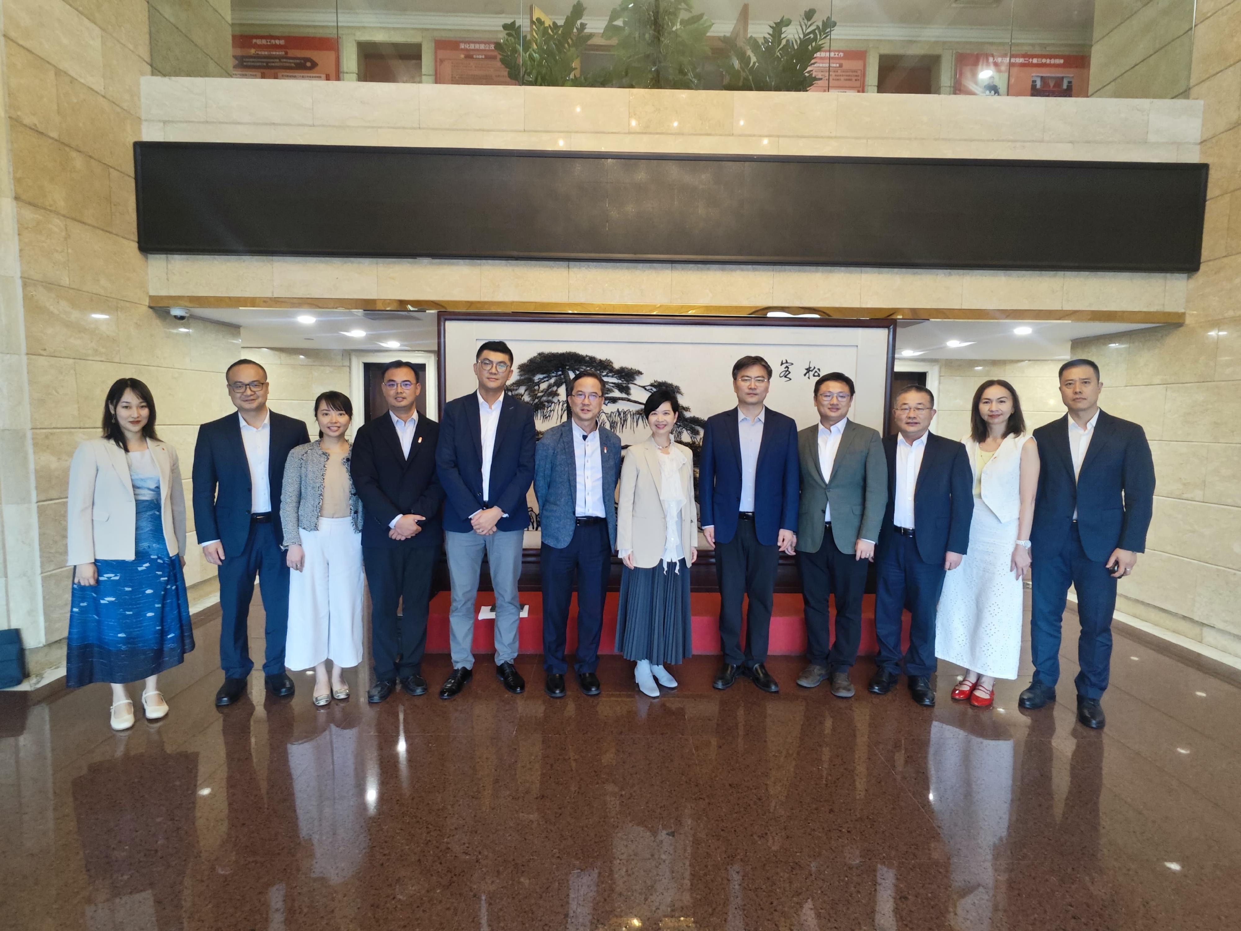 The Secretary for Housing, Ms Winnie Ho (sixth right), meets with the Deputy Director-General of the Bureau of International Cooperation of the State-owned Assets Supervision and Administration Commission of the State Council, Mr Xie Hui (fifth right), to exchange views on housing design and planning in Beijing today (June 26).
