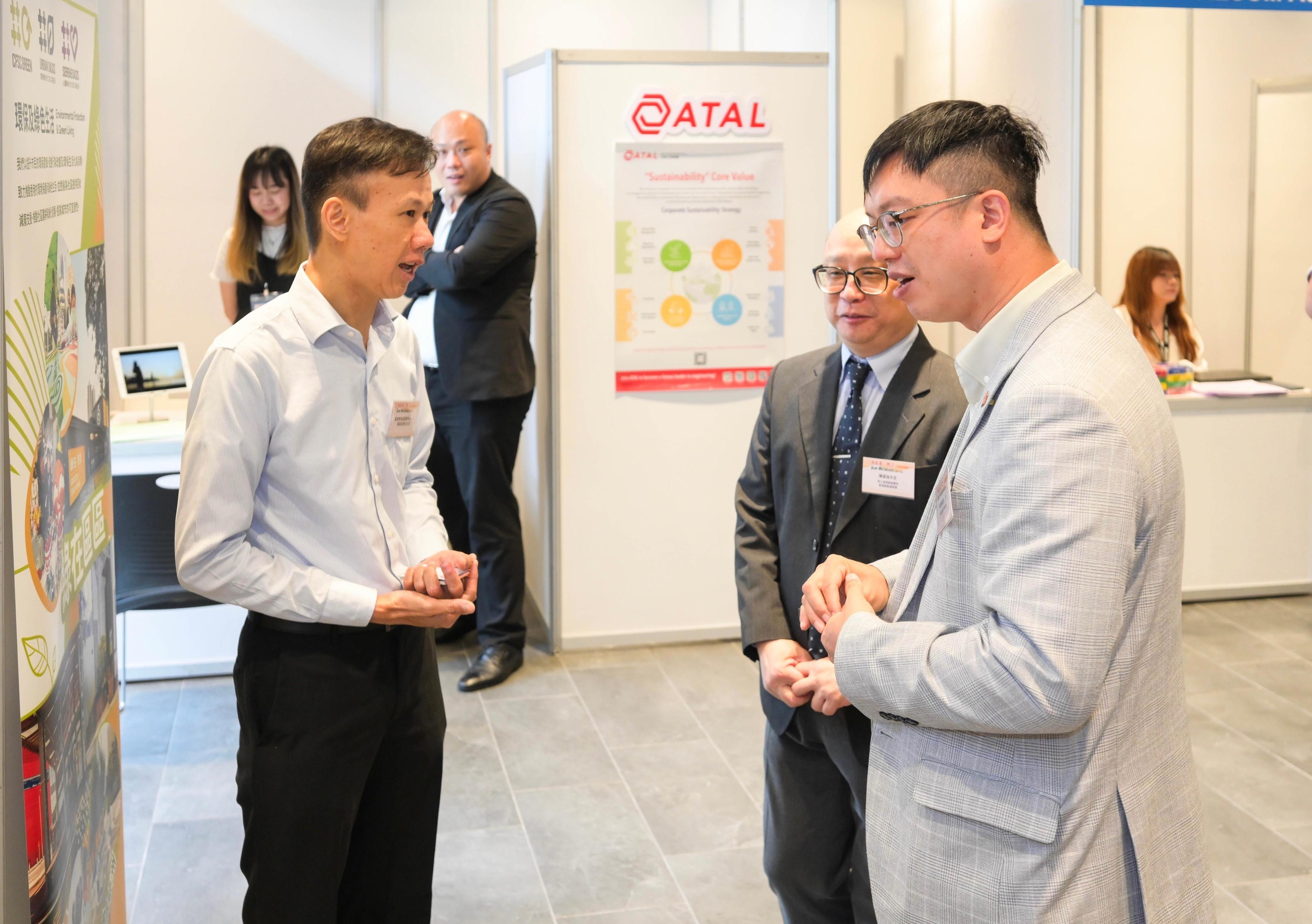 The Under Secretary for Labour and Welfare, Mr Ho Kai-ming, officiated at the appreciation ceremony of the Talent-Wise Inclusive Job Fair today (June 26). Photo shows Mr Ho (right) visiting a recruitment booth and chatting with an employer offering job vacancies.