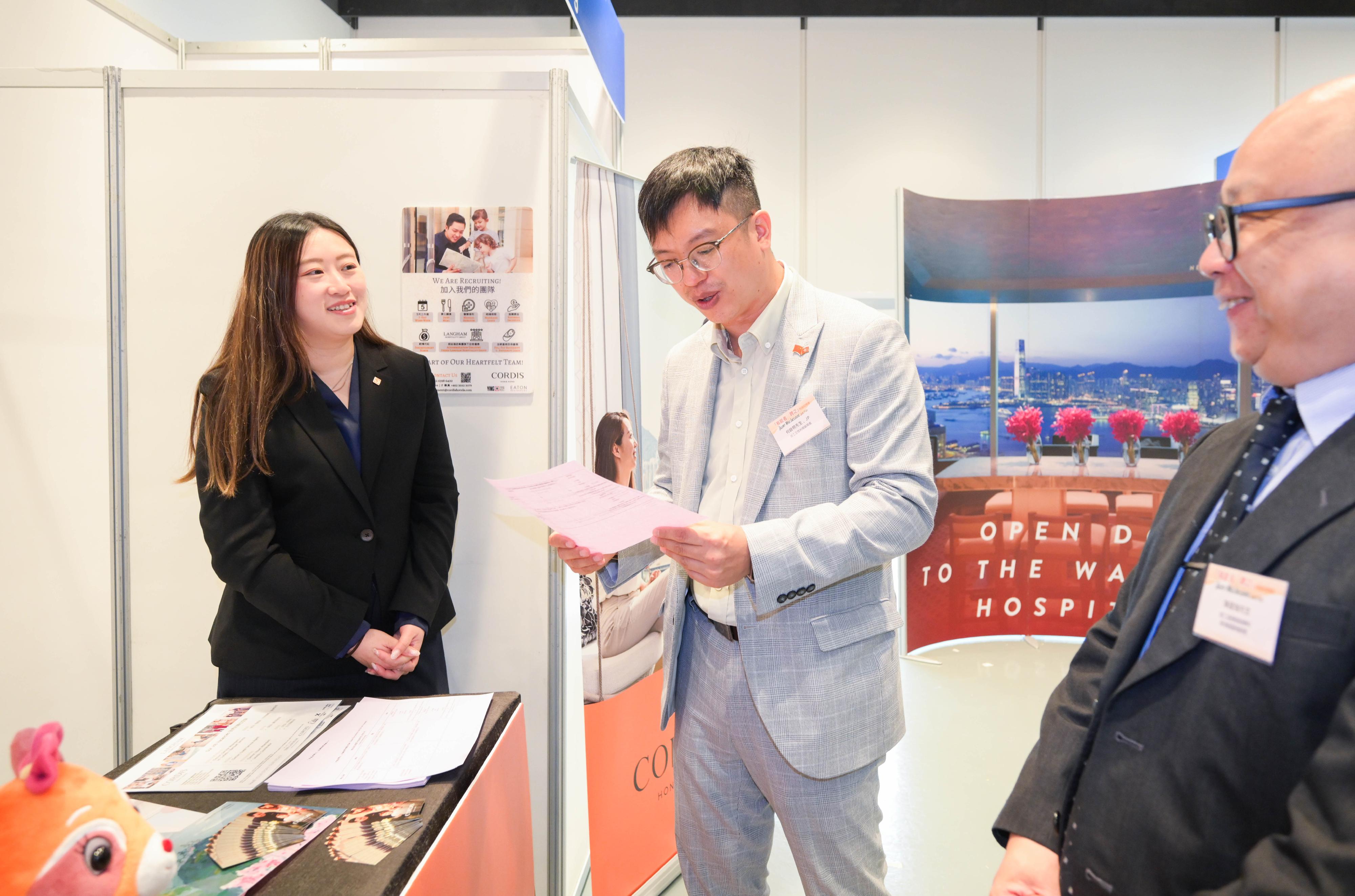 The Under Secretary for Labour and Welfare, Mr Ho Kai-ming, officiated at the appreciation ceremony of the Talent-Wise Inclusive Job Fair today (June 26). Photo shows Mr Ho (centre) visiting a recruitment booth and chatting with an employer offering job vacancies.