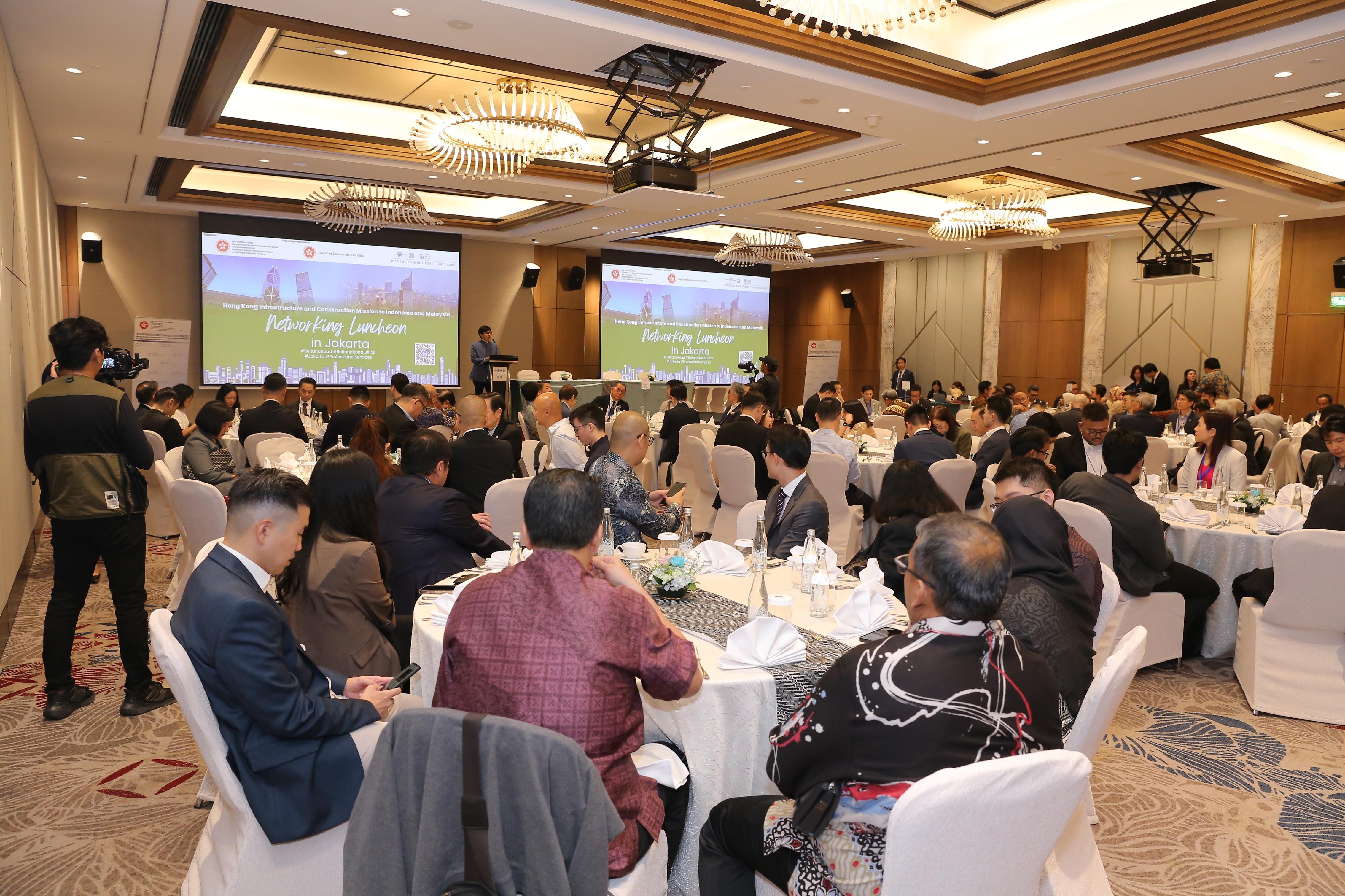 「一帶一路」專員何力治六月二十二日至二十六日率領代表團訪問印尼和馬來西亞。圖示何力治六月二十四日在雅加達舉行的商務午宴致辭，向當地商界領袖推廣香港的營商優勢。