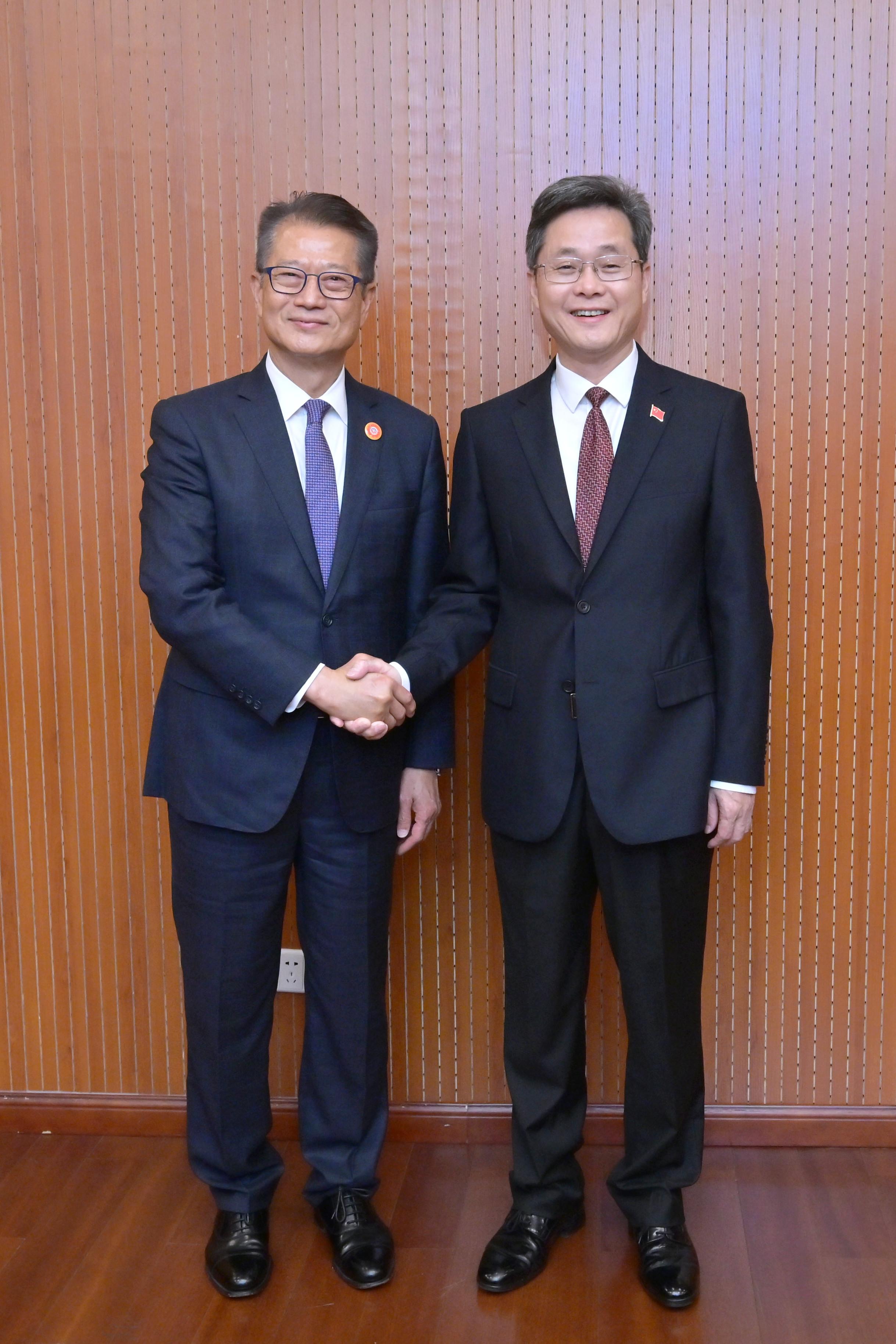 財政司司長陳茂波今日（六月二十六日）在北京出席亞洲基礎設施投資銀行第十屆理事會年會。圖示陳茂波（左）拜會財政部長藍佛安（右）。
