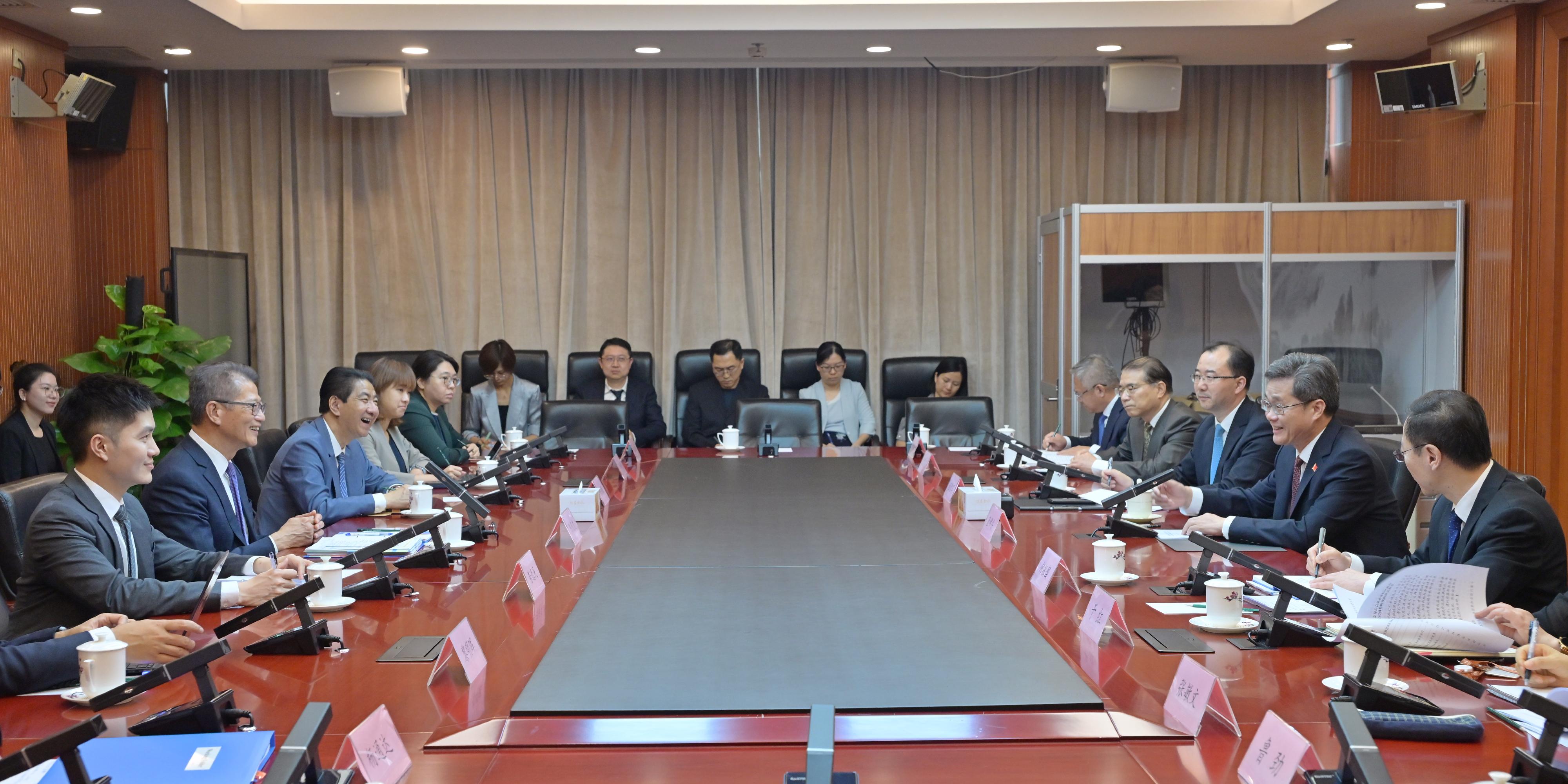 財政司司長陳茂波今日（六月二十六日）在北京出席亞洲基礎設施投資銀行第十屆理事會年會。圖示陳茂波（左二）與財政部長藍佛安（右二）會面。
