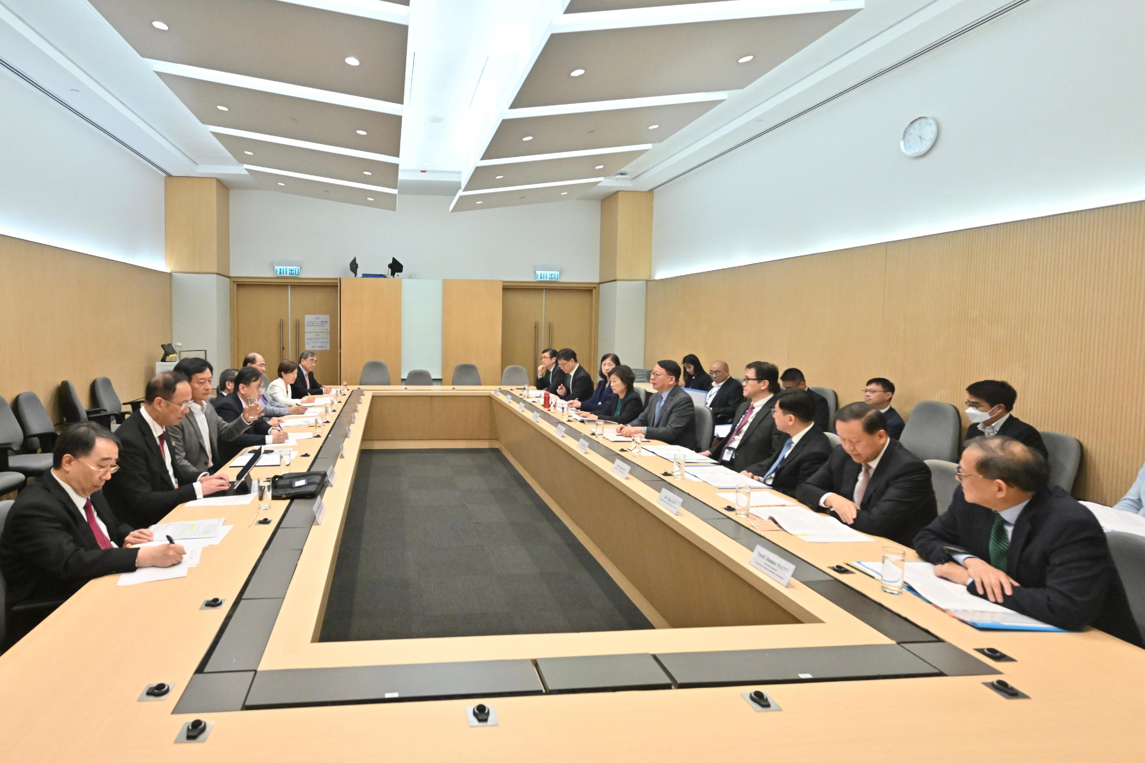 由政務司司長陳國基（右五）領導的教育、科技和人才委員會今日（六月二十六日）與香港八所大學教育資助委員會資助大學的校長會面，就推進教育、科技和人才一體化融合發展的工作交換意見。教育局局長蔡若蓮博士（右六）、創新科技及工業局局長孫東教授（右四），以及勞工及福利局局長孫玉菡（右三）三位委員會成員亦一同出席。