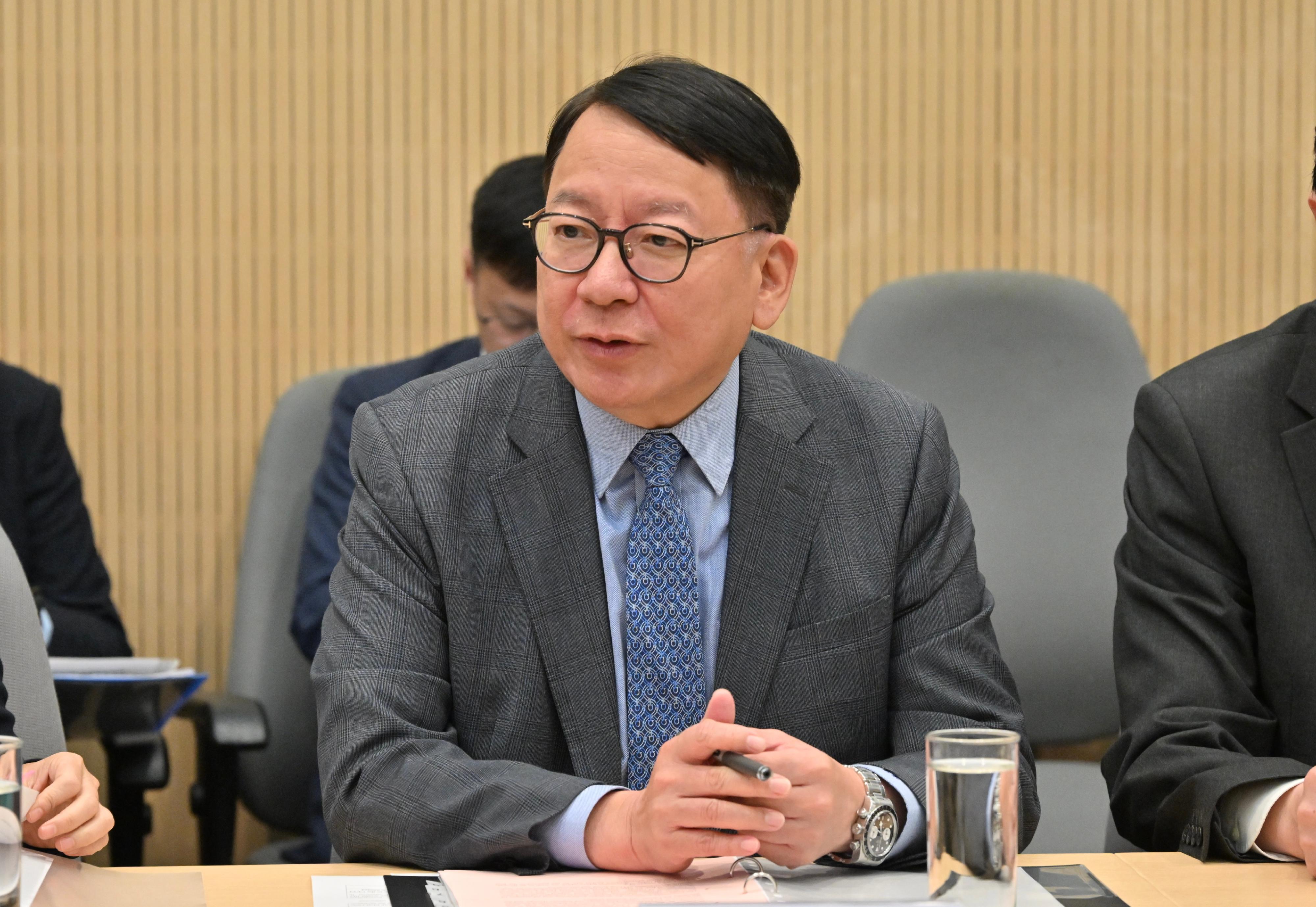由政務司司長陳國基領導的教育、科技和人才委員會今日（六月二十六日）與香港八所大學教育資助委員會資助大學的校長會面，就推進教育、科技和人才一體化融合發展的工作交換意見。教育局局長蔡若蓮博士、創新科技及工業局局長孫東教授，以及勞工及福利局局長孫玉菡三位委員會成員亦一同出席。