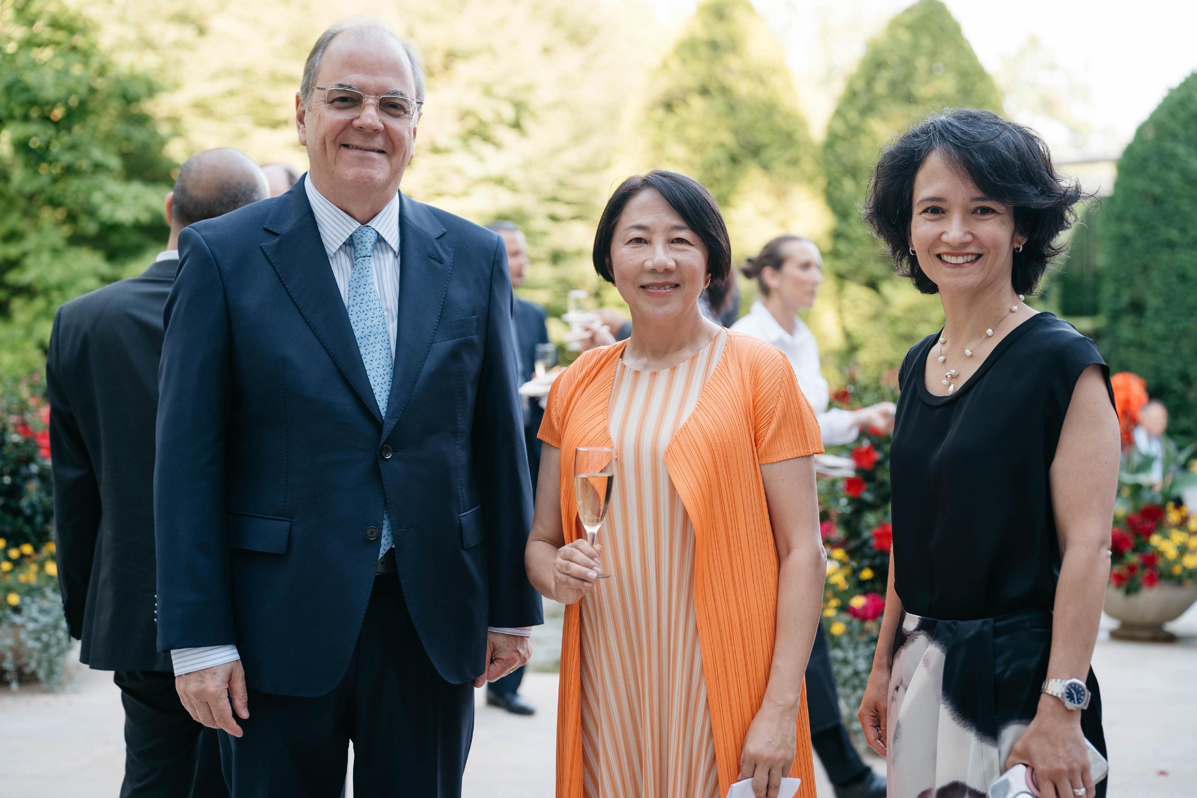中華人民共和國香港特別行政區駐世界貿易組織常設代表蘇婉玲（中）與巴西常駐世界貿易組織及日內瓦其他國際組織代表團大使、常駐代表Guilherme de Aguiar Patriota伉儷在酒會上合照。