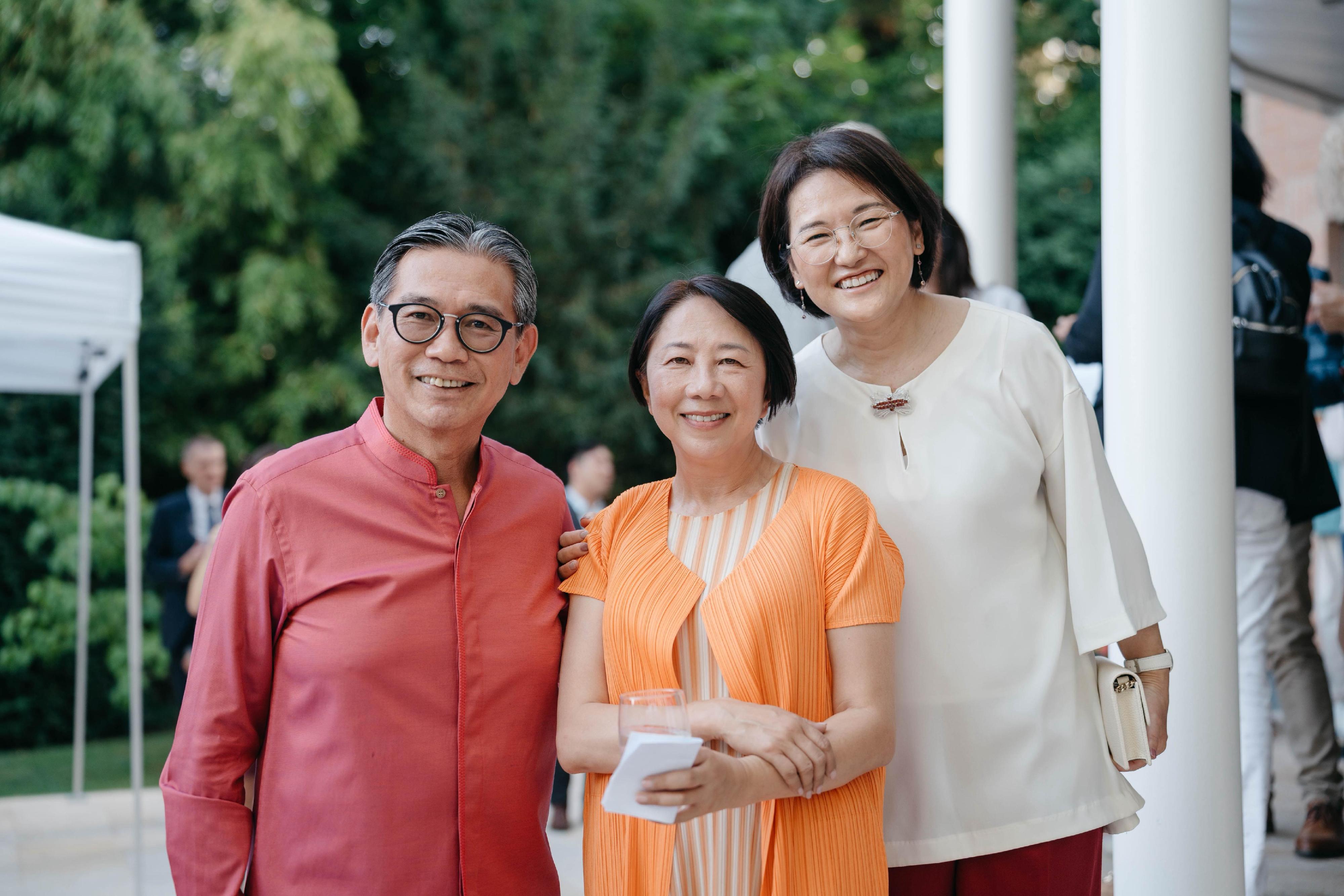 中華人民共和國香港特別行政區駐世界貿易組織常設代表蘇婉玲（中）與新加坡常駐世界貿易組織代表團大使、常駐代表 Tan Hung Seng 伉儷在酒會上合照。
