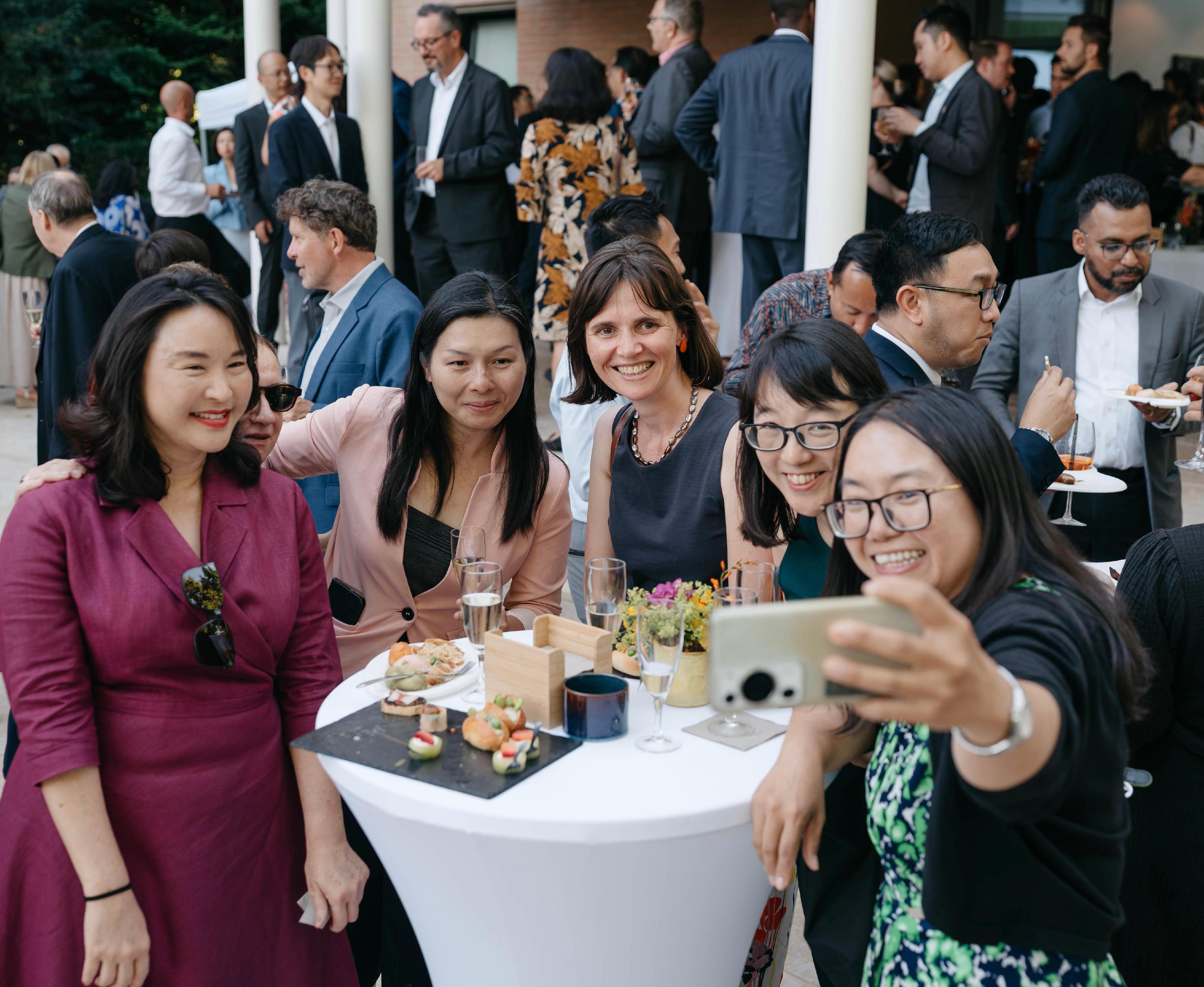 The Deputy Representative of the Hong Kong Special Administrative Region of China to the World Trade Organization (WTO), Ms Louisa Yan (fourth right), took a selfie at the reception with delegates from Australia, China, Singapore, Thailand, and the WTO Secretariat.