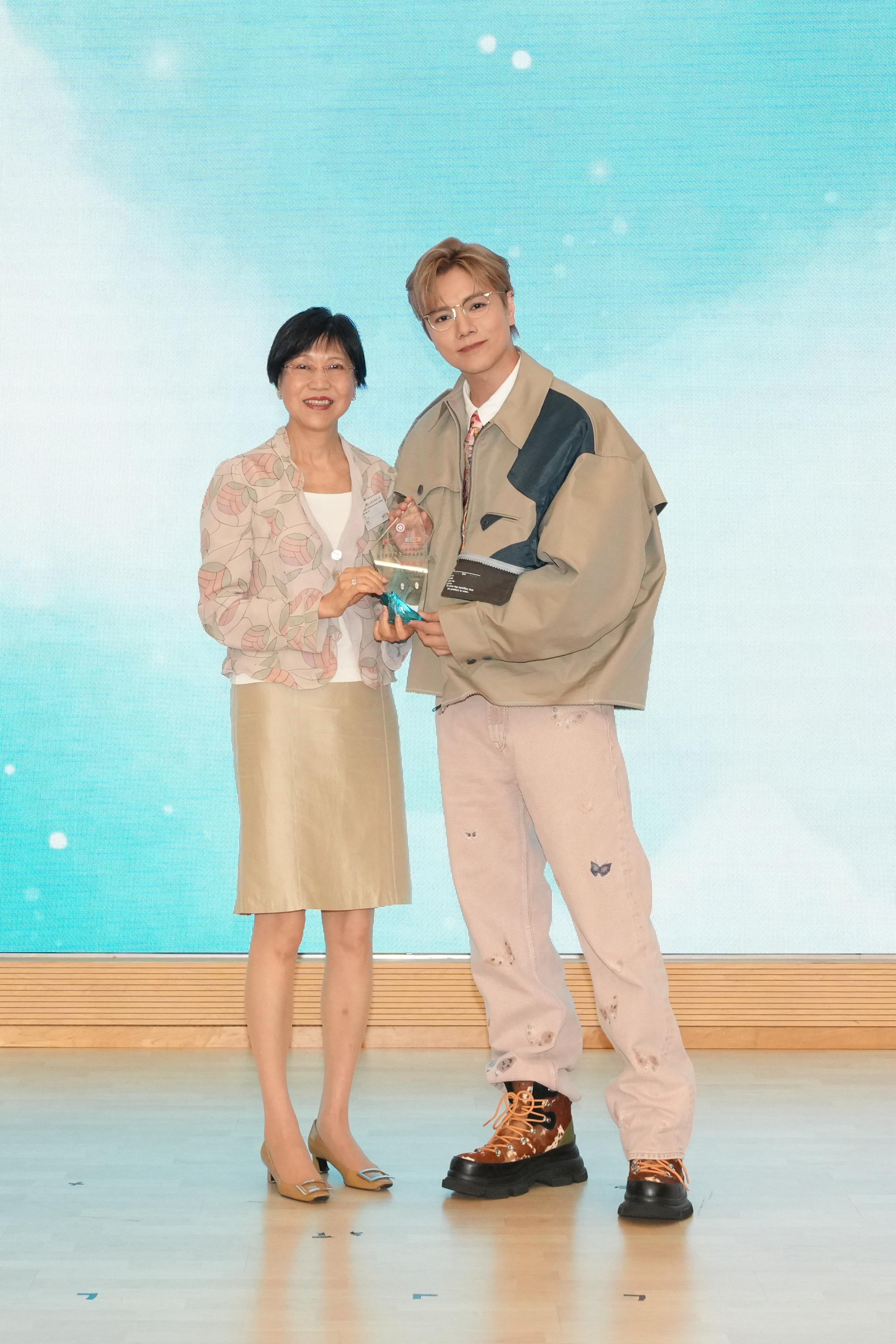The Education Bureau and the Standing Committee on Language Education and Research (SCOLAR) held the Closing cum Award Presentation Ceremony of the Biliteracy and Trilingualism Campaign 2025 today (June 27). Photo shows the Chairman of the SCOLAR, Dr Anissa Chan (left), presenting a souvenir to the Biliteracy and Trilingualism Campaign 2025 Ambassador, Hins Cheung (right).
