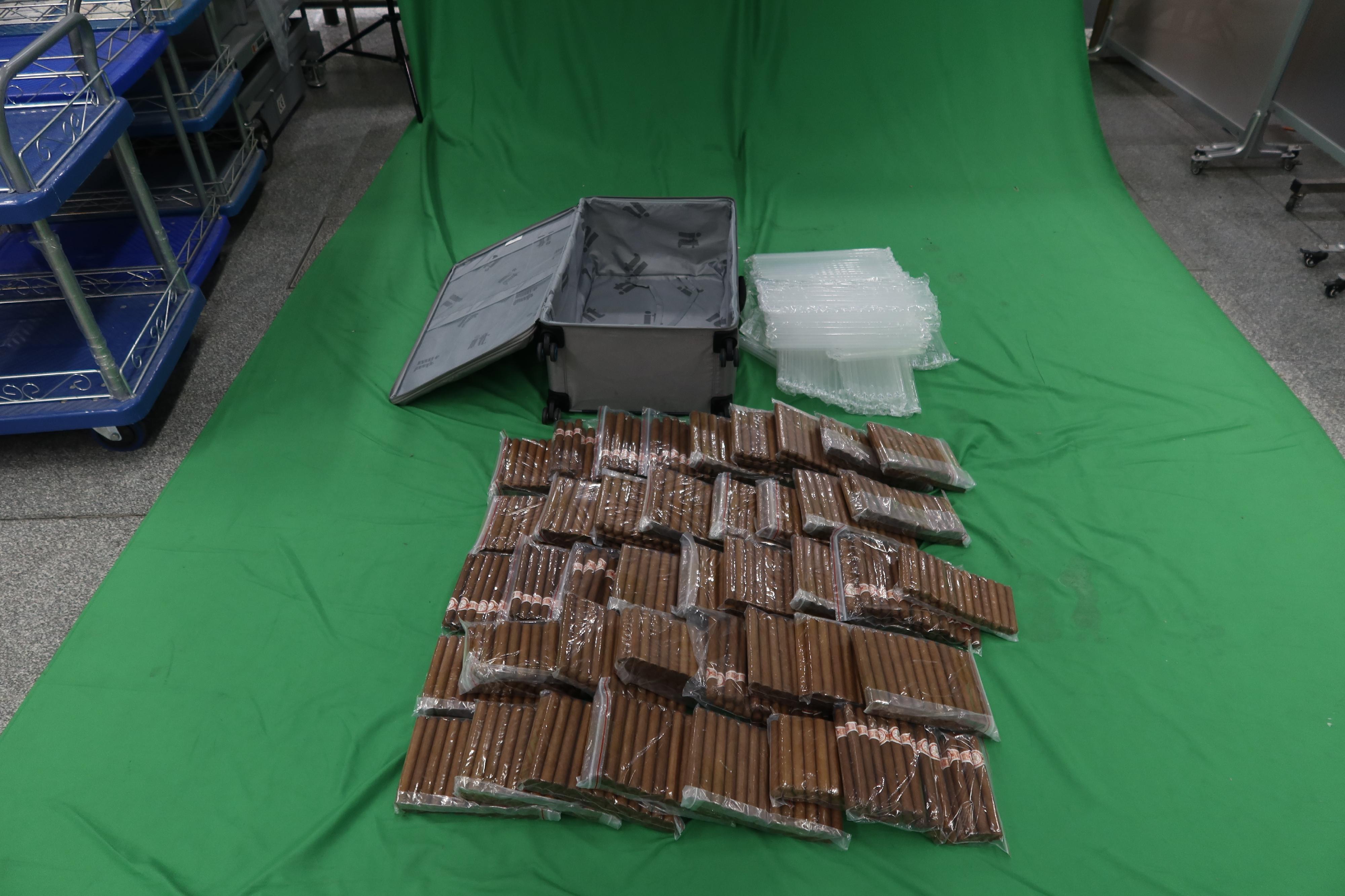 A 28-year-old incoming female passenger was sentenced to four months' imprisonment and fined $1,000 at the West Kowloon Magistrates' Courts today (June 27) for possessing duty-not-paid tobacco and failing to declare it to Customs officers, in contravention of the Dutiable Commodities Ordinance. Photo shows the duty-not-paid cigars seized.

