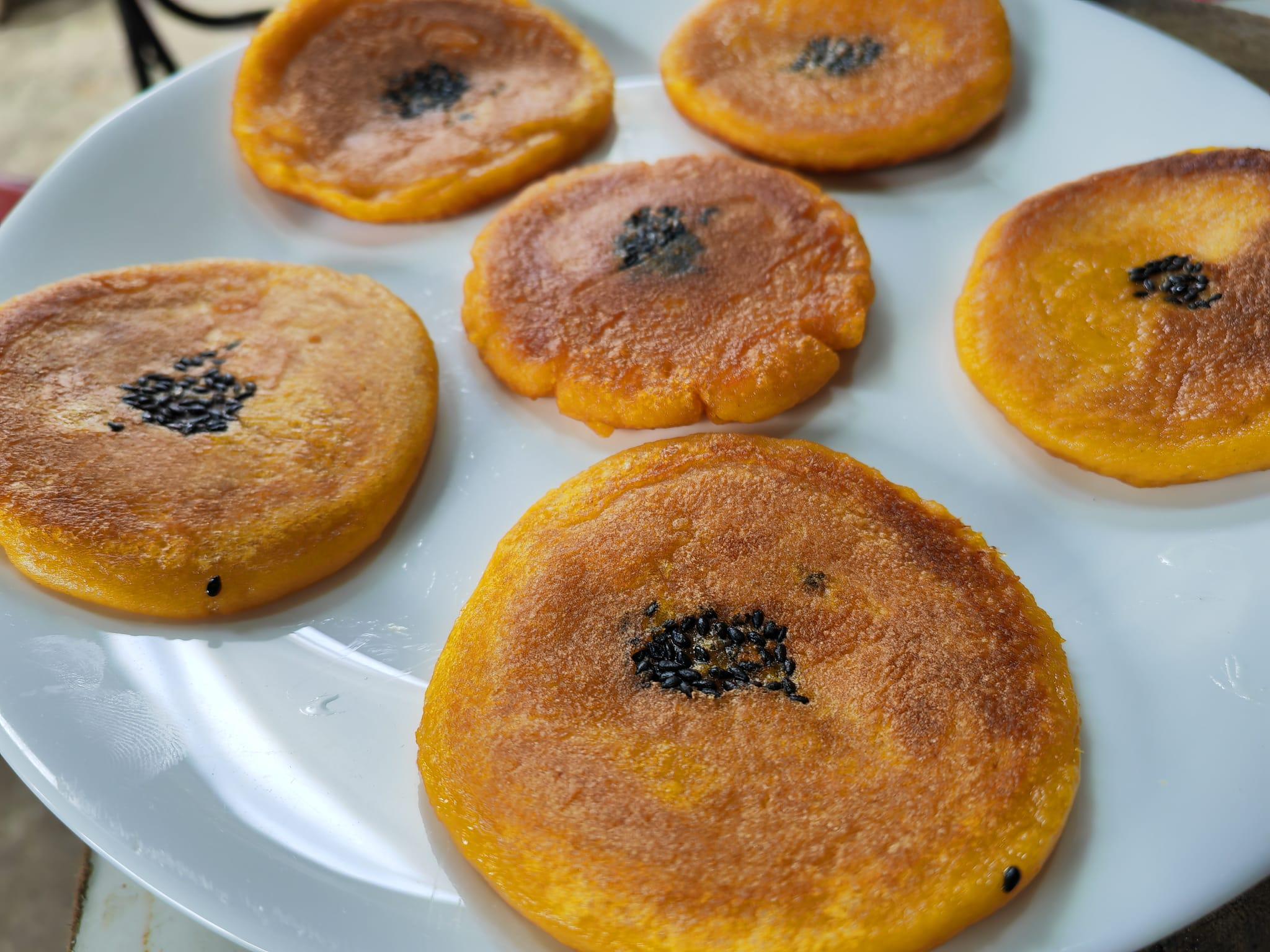 The Intangible Cultural Heritage Office of the Leisure and Cultural Services Department is holding the "ICH Flavours" Carnival at the Oil Street Art Space today (June 28) and tomorrow (June 29). Photo shows sweet potato cakes. On the last day of the lighting lantern ritual in the first lunar month, villagers in the New Territories make the cakes through a pan-frying process and give them to the families with newborn sons.
