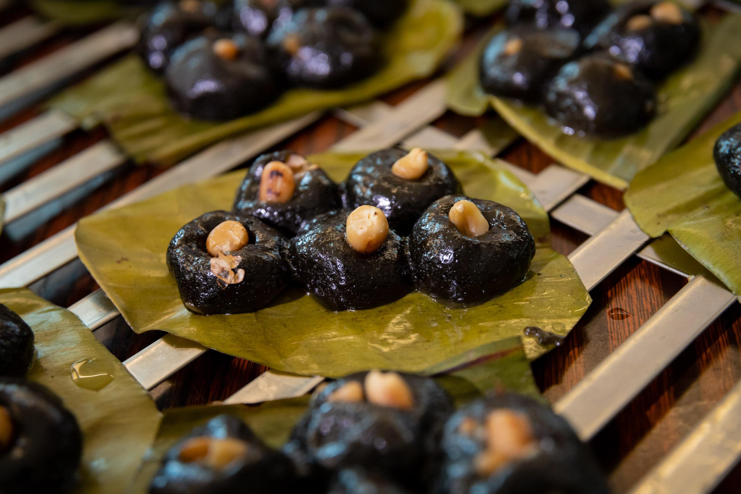 The Intangible Cultural Heritage Office of the Leisure and Cultural Services Department is holding the "ICH Flavours" Carnival at the Oil Street Art Space today (June 28) and tomorrow (June 29). Photo shows Ching Ming Tsai, also known as Paederia scandens sticky rice dumpling, is made from leaves of paederia scandens, glutinous rice flour, rice flour and peanuts through a steaming process. It is served as a food offering for the ancestors during the Ching Ming Festival.
