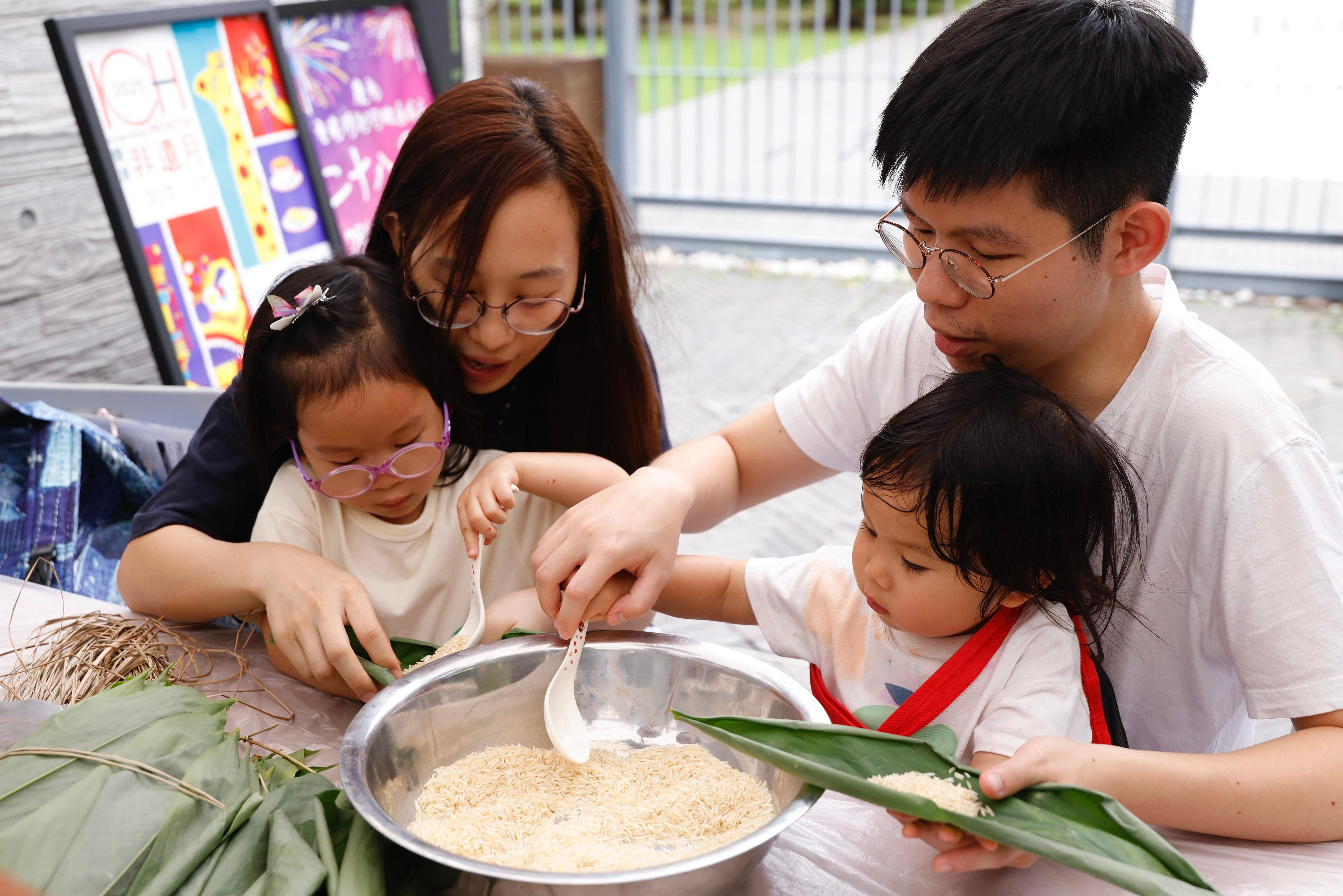 The Intangible Cultural Heritage Office of the Leisure and Cultural Services Department is holding the "ICH Flavours" Carnival at the Oil Street Art Space today (June 28) and tomorrow (June 29). Photo shows participants making glutinous rice dumpling with lye. It is a traditional festive food of the Dragon Boat Festival, and is made from the ashes of fruit tree branches and glutinous rice. Wrapped in bamboo leaves, the rice dumpling is prepared in boiling water.