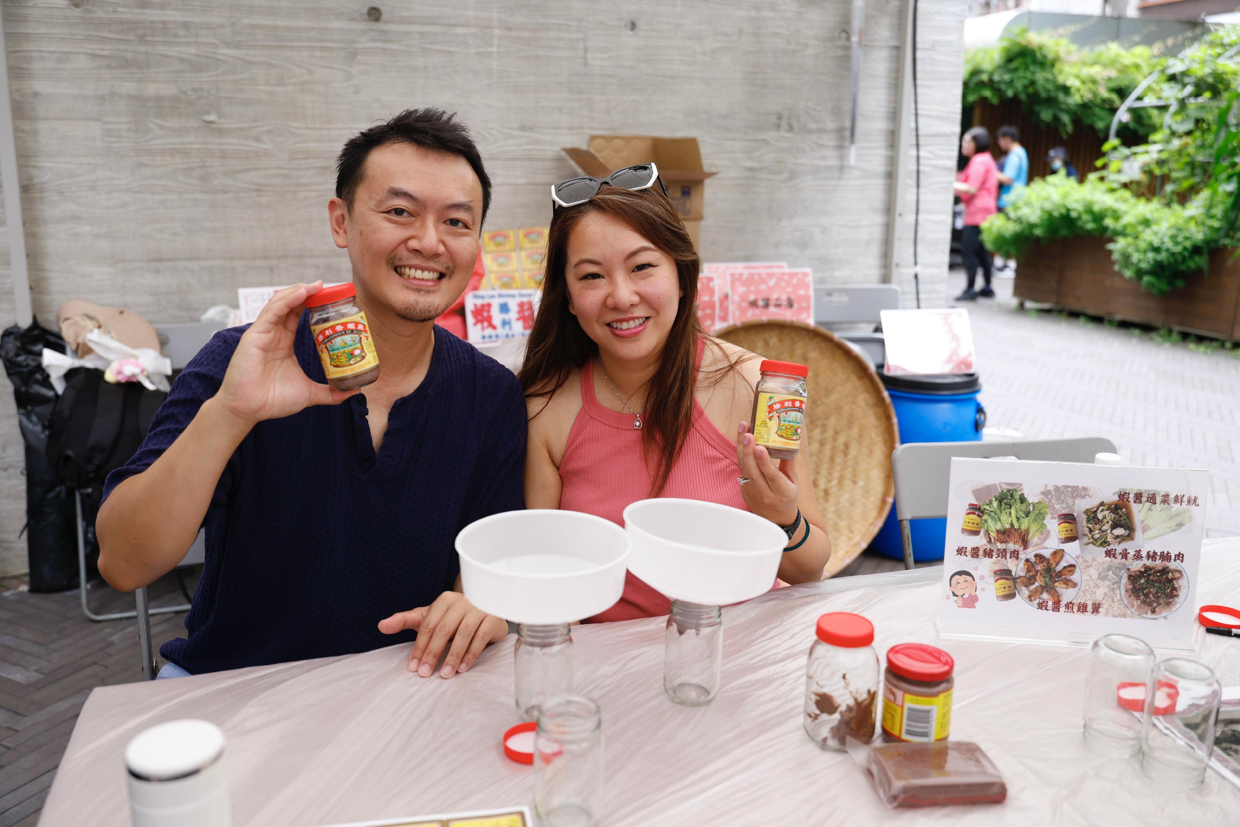 The Intangible Cultural Heritage Office of the Leisure and Cultural Services Department is holding the "ICH Flavours" Carnival at the Oil Street Art Space today (June 28) and tomorrow (June 29). Photo shows participants making shrimp paste. Shrimp paste blocks and shrimp paste are local specialties on Cheung Chau, Tai O and Lamma Island, using common cooking ingredients made from silver shrimp through fragmentation and sunning processes, with the addition of salt.