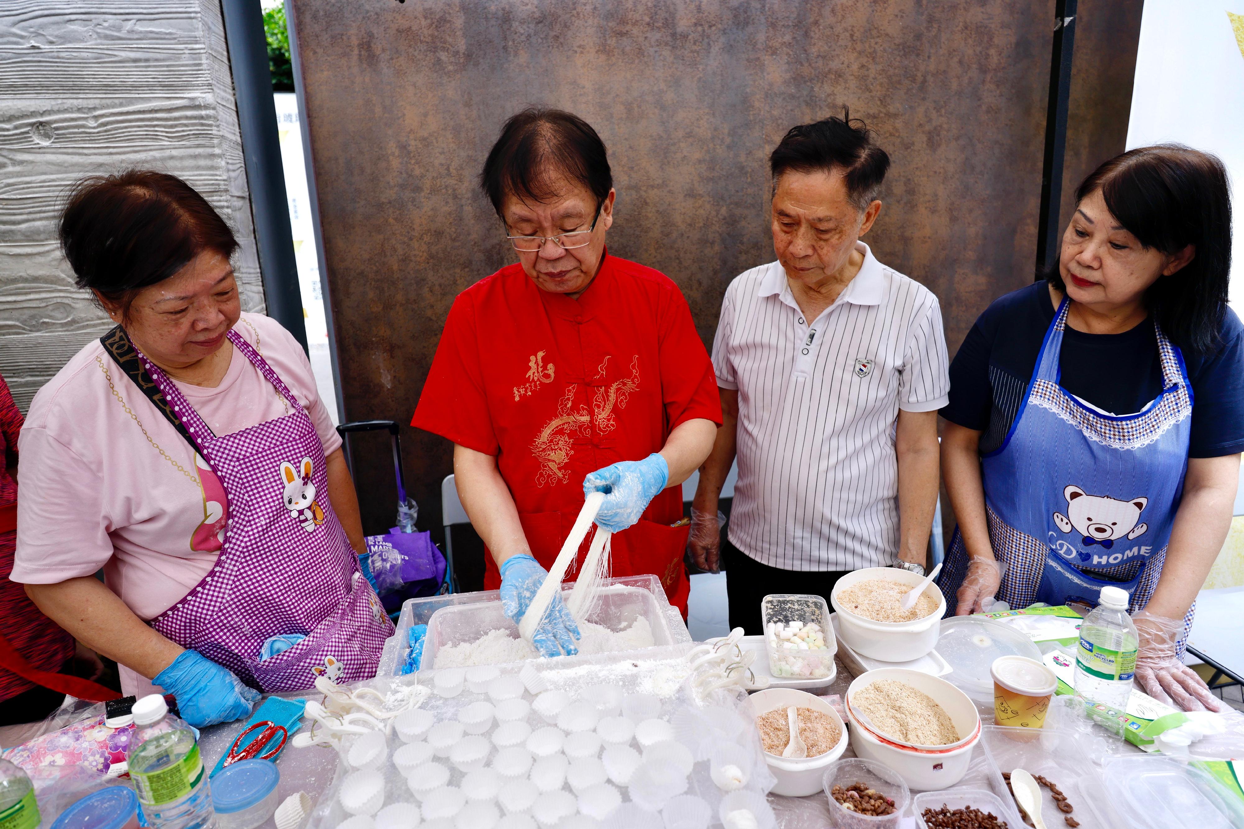 The Intangible Cultural Heritage Office of the Leisure and Cultural Services Department is holding the "ICH Flavours" Carnival at the Oil Street Art Space today (June 28) and tomorrow (June 29). Photo shows the demonstration of the Dragon Beard's Candy making technique. This traditional sweet food is made from maltose or corn syrup, which is used as syrup paste and is pulled into threads, with the addition of fillings such as granulated sugar, peanuts, black and white sesame, desiccated coconut and malt extract.
