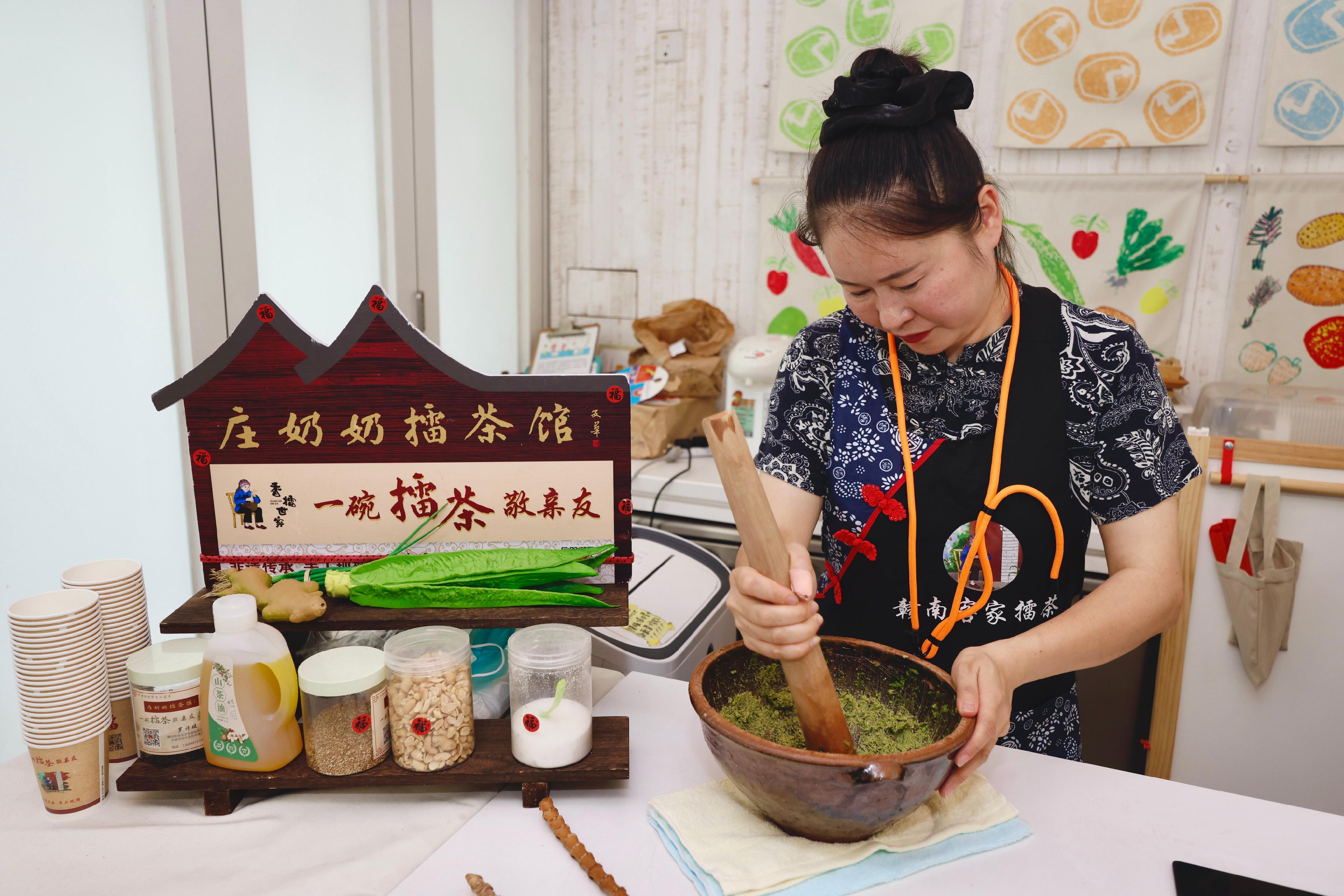 The Intangible Cultural Heritage Office of the Leisure and Cultural Services Department is holding the "ICH Flavours" Carnival at the Oil Street Art Space today (June 28) and tomorrow (June 29). Photo shows the demonstration of the Jiangxi Gannan Hakka pounded tea making technique practised by the Hakka people in the Gannan region. Using fresh tea leaves, glutinous rice, sesame seeds, soybeans, peanuts, salt, and various herbal plants as ingredients, the mixture is pounded into a tea paste with a grinding bowl and pestle, then blended with boiling water.