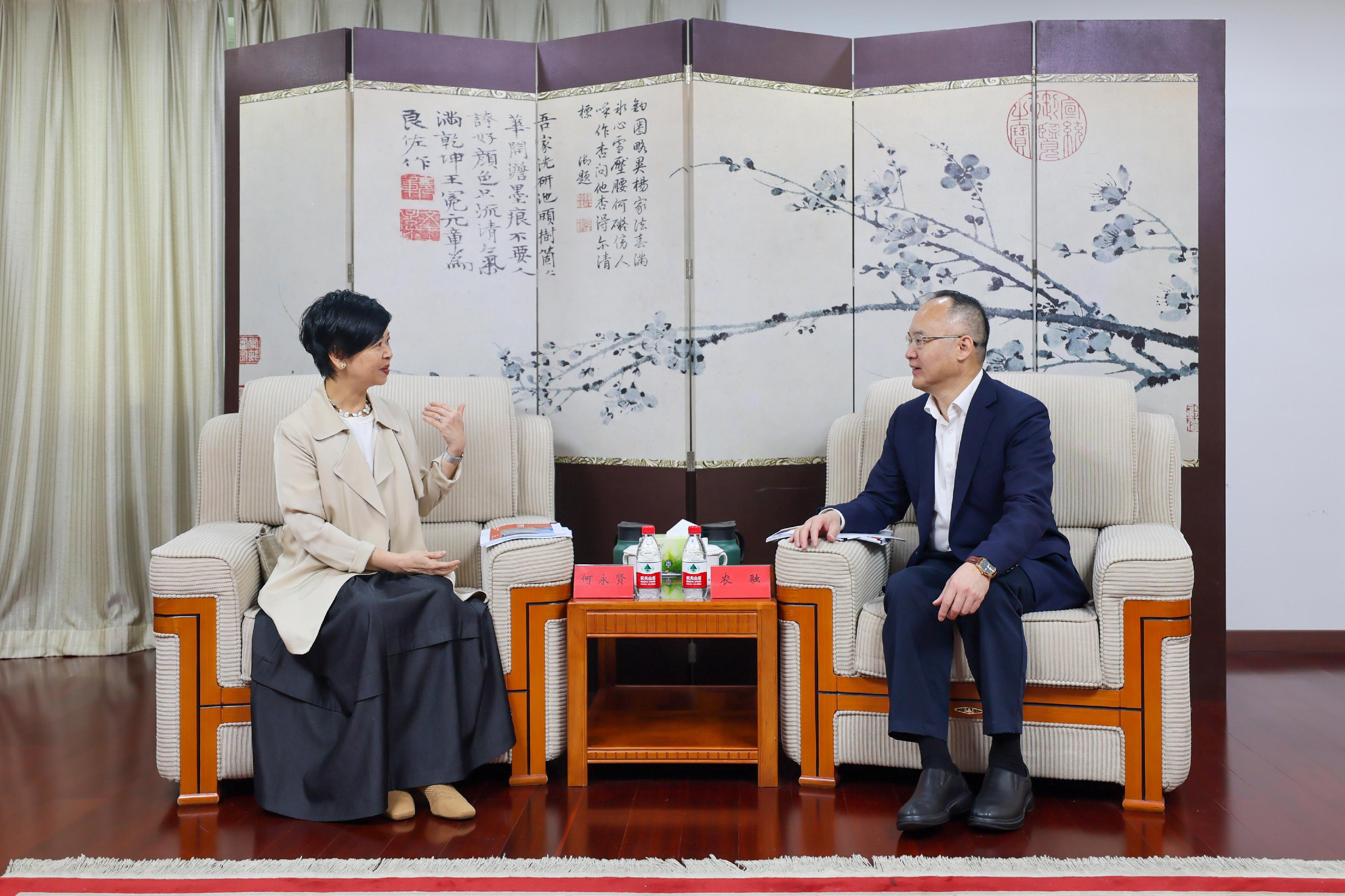 The Secretary for Housing, Ms Winnie Ho (left), called on Deputy Director of the Hong Kong and Macao Affairs Office of State Council Mr Nong Rong (right), and reported on the work of the Housing Bureau yesterday (June 27) on the last day of her visit to Beijing.
