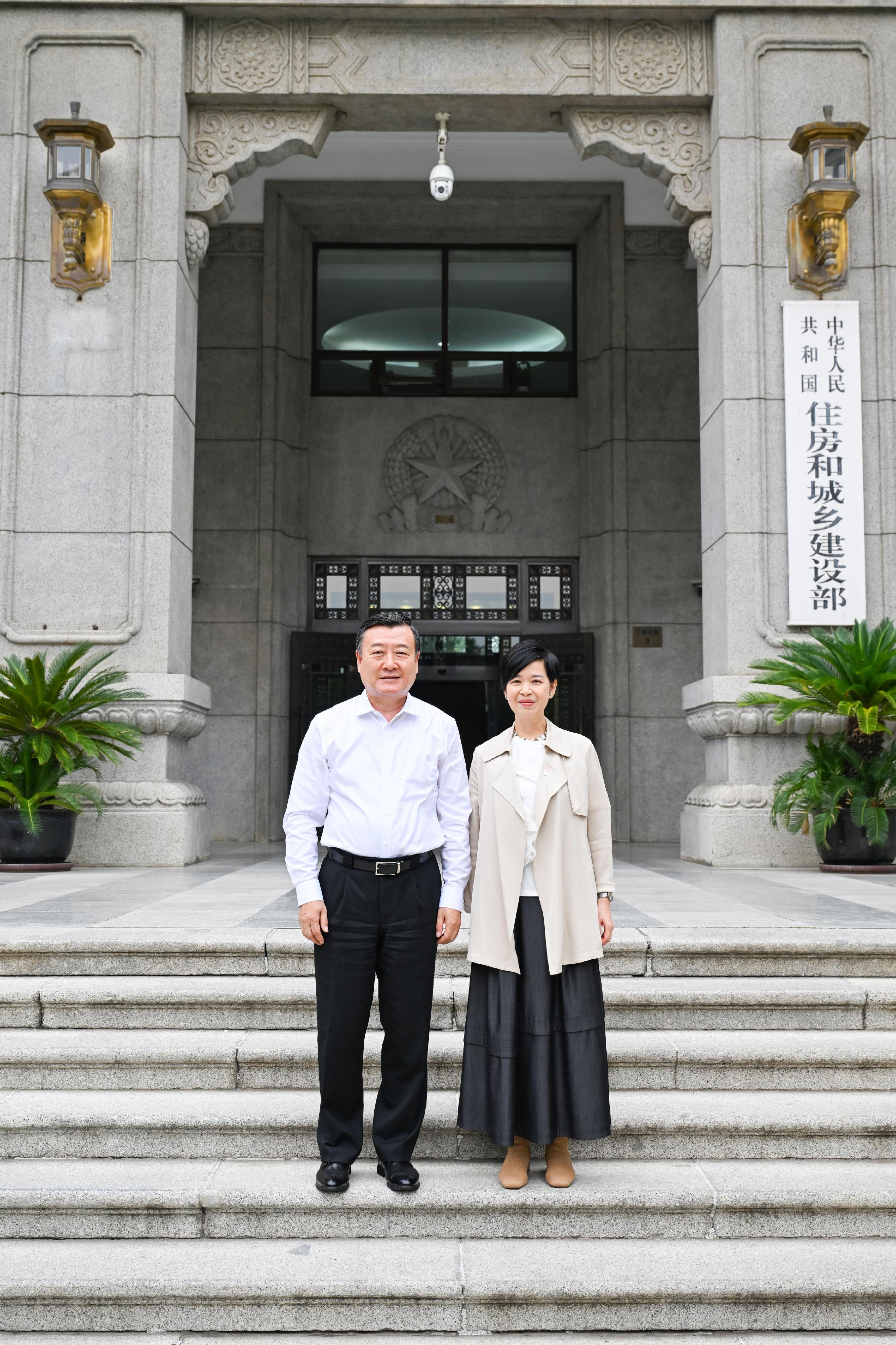 The Secretary for Housing, Ms Winnie Ho (right), called on the Minister of Housing and Urban-Rural Development, Mr Ni Hong (left), introduced the work of the HB and shared the adoption of advanced construction technologies from the Mainland in Hong Kong and the outcomes yesterday (June 27) on the last day of her visit to Beijing.