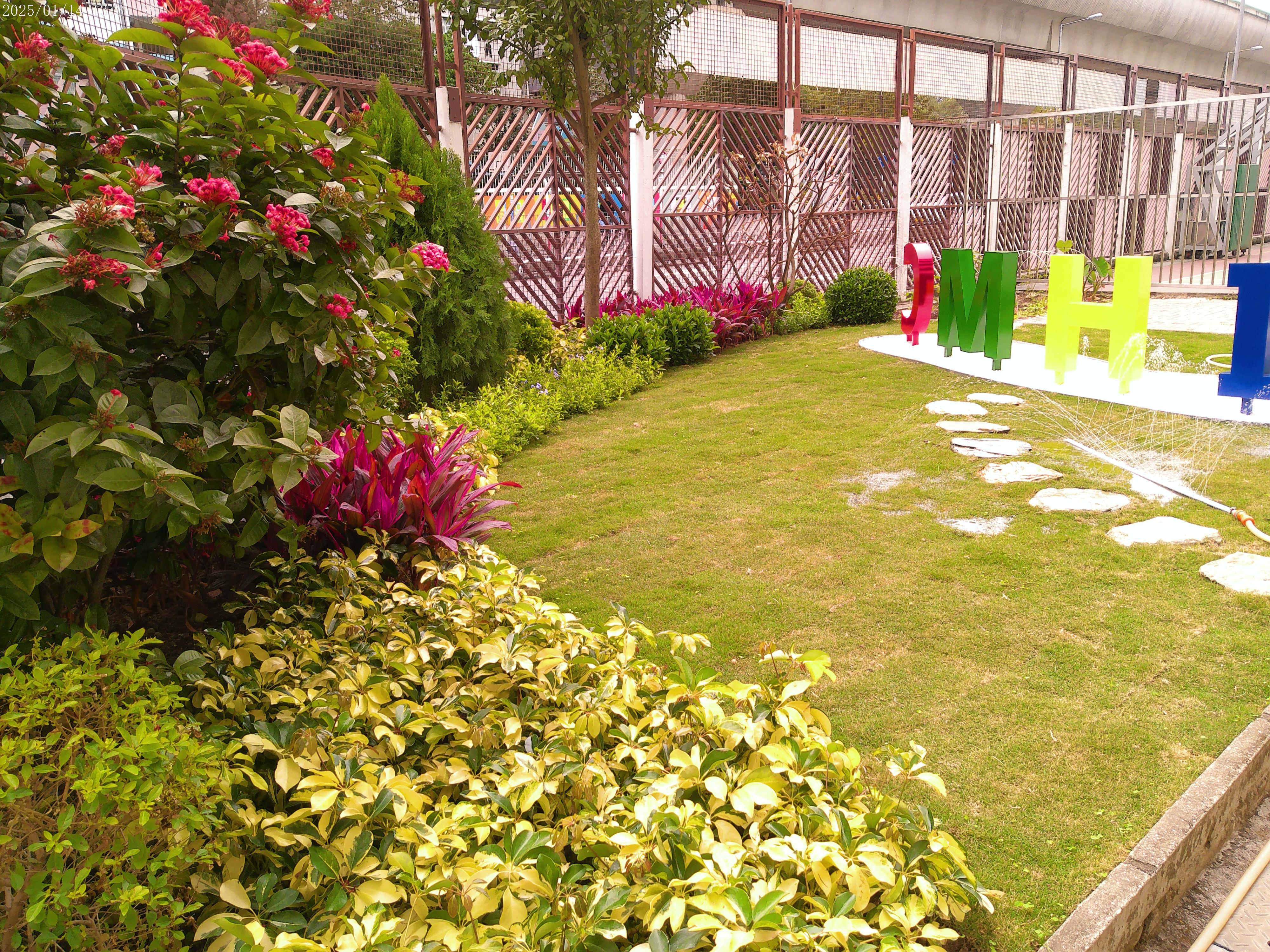 The Greening School Project Award prize presentation ceremony, organised by the Leisure and Cultural Services Department, was held today (June 28) at the Kowloon Park Sports Centre. Thirty-seven schools were commended for their meritorious green school projects and contributions to environmental greening. The Award was presented in eight categories. Photo shows the champion of: Large Garden Plot Project (Secondary School Section), Immaculate Heart of Mary College.