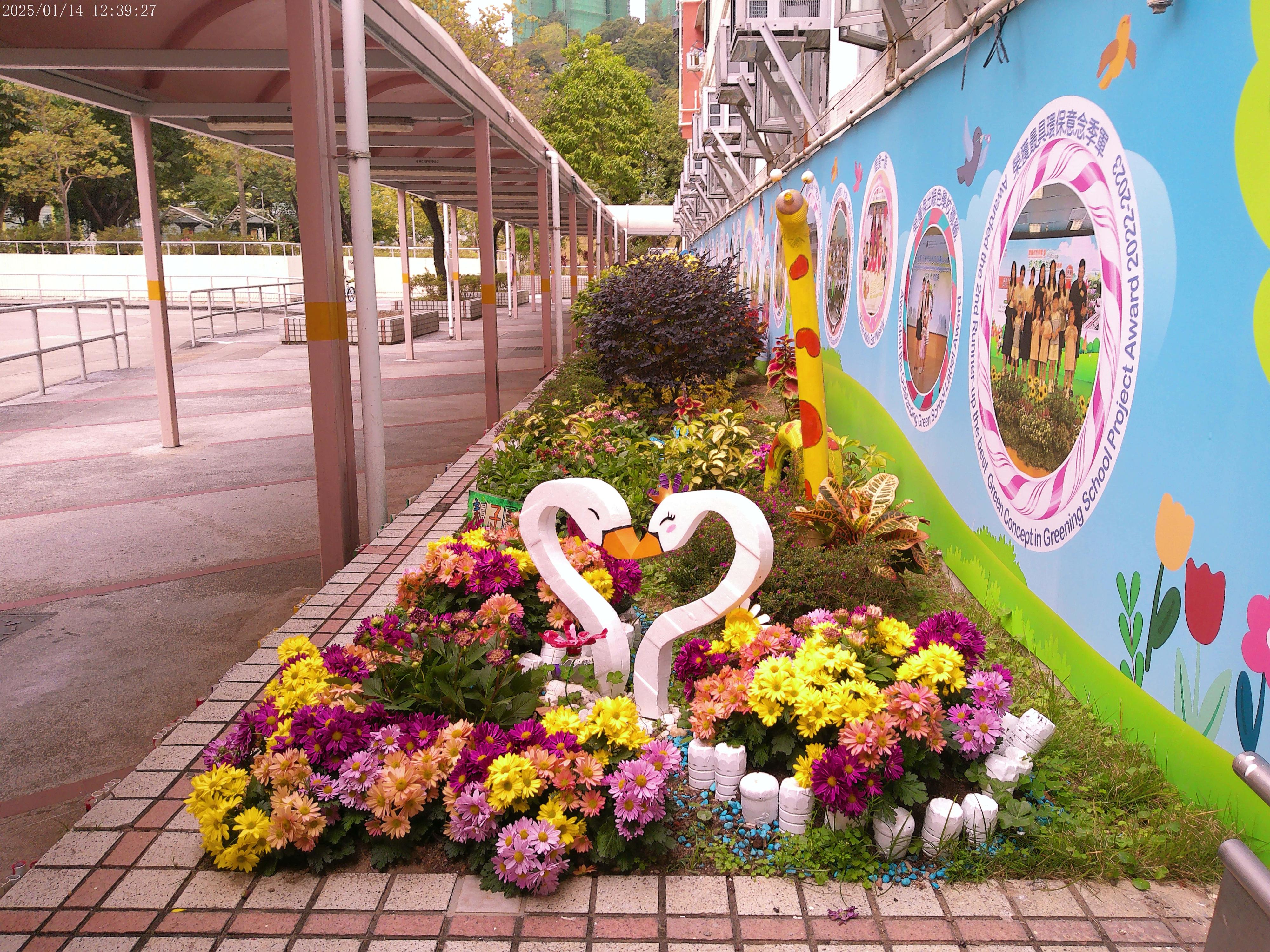 The Greening School Project Award prize presentation ceremony, organised by the Leisure and Cultural Services Department, was held today (June 28) at the Kowloon Park Sports Centre. Thirty-seven schools were commended for their meritorious green school projects and contributions to environmental greening. The Award was presented in eight categories. Photo shows the champion of: Garden Plot Project (Kindergarten Section), TWGHs Liu Yan Tak Memorial Kindergarten.