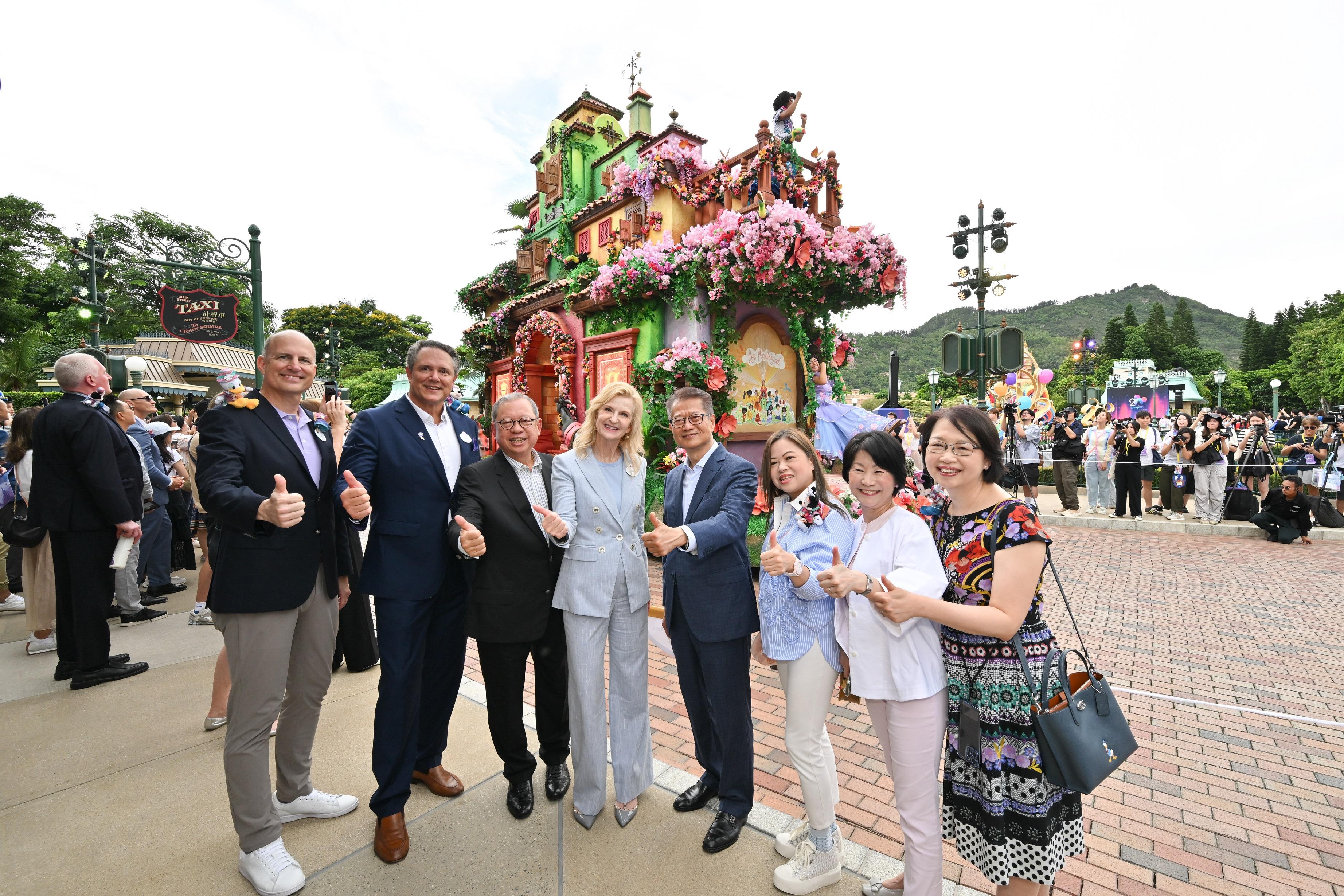 The Financial Secretary, Mr Paul Chan, attended the Hong Kong Disneyland Resort 20th Anniversary Party - The Most Magical Party of All today (June 28). Photo shows Mr Chan (fourth right); the President and Managing Director of Disney Parks International of the Walt Disney Company, Ms Jill Estorino (fourth left), and other guests watching the parade.