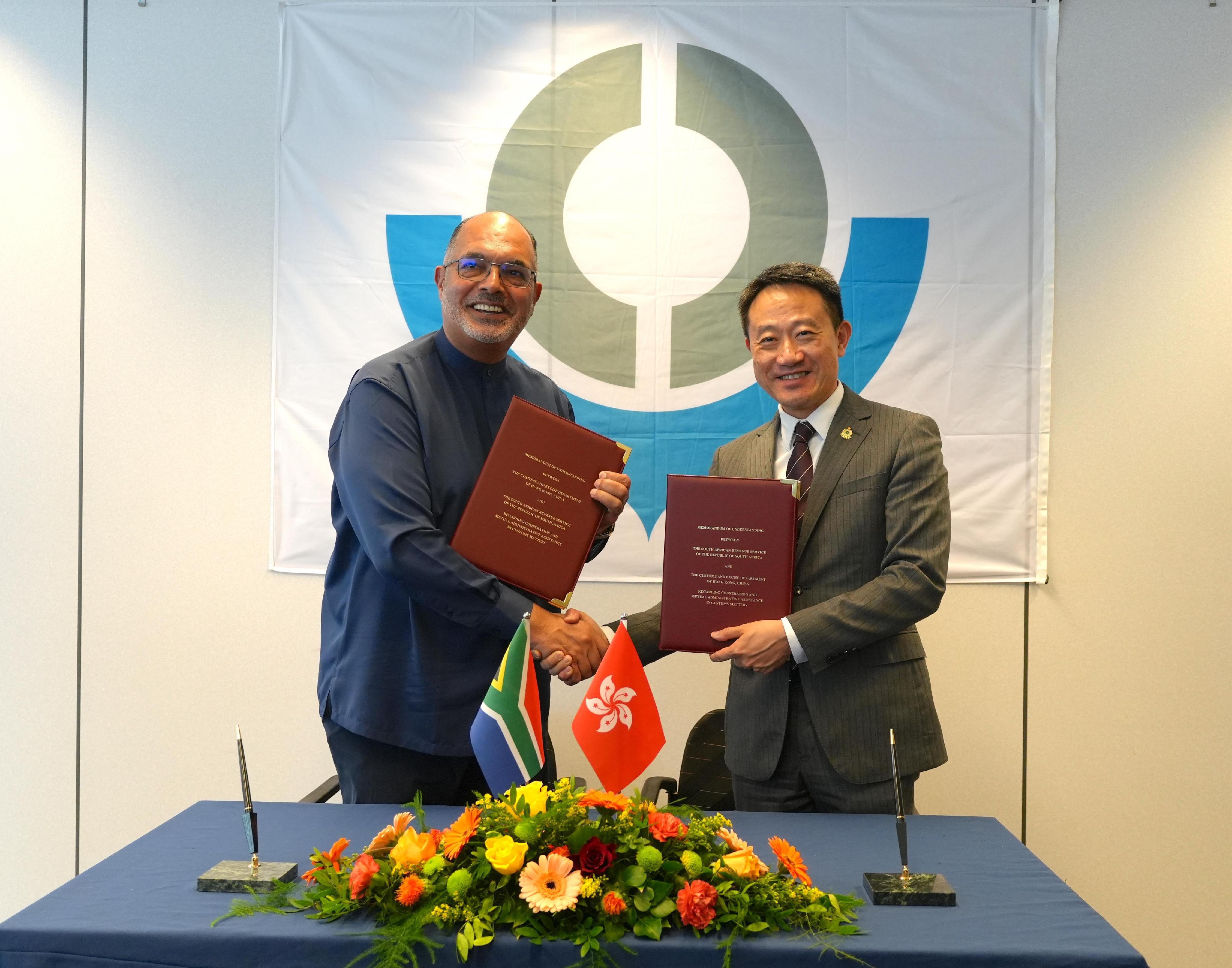 The Commissioner of Customs and Excise, Mr Chan Tsz-tat, from June 23 to 28, led a delegation to attend the 92nd Session of the Policy Commission and the 145th/146th Customs Co-operation Council Sessions of the World Customs Organization in Brussels, Belgium. Photo shows Mr Chan (right) and the Commissioner of South African Revenue Service, Mr Edward Kieswetter (left) after the signing ceremony of Memorandum of Understanding Regarding Cooperation and Mutual Administrative Assistance on June 27.