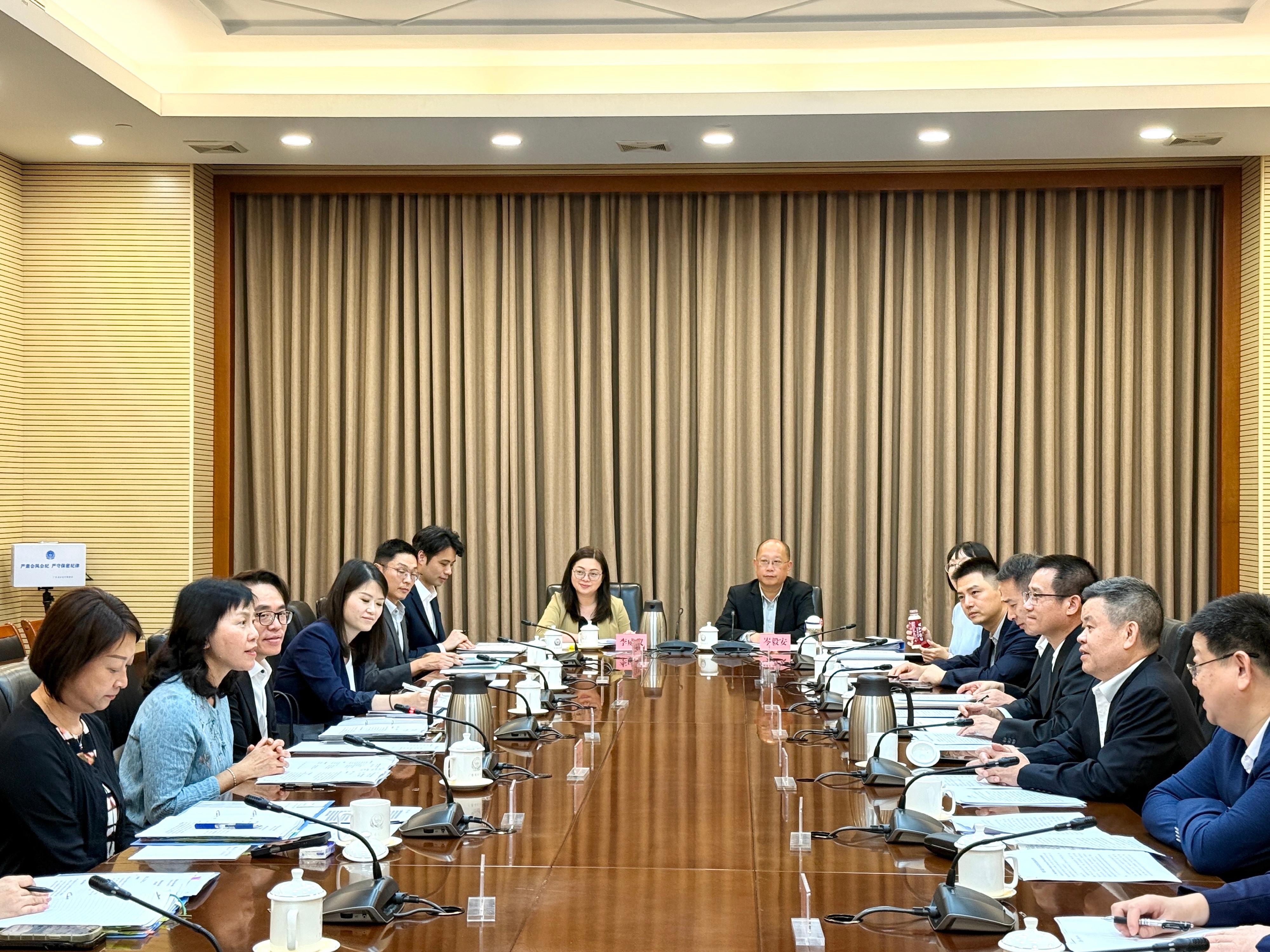 運輸及物流局局長陳美寶今日（六月三十日）在廣州出席粵港交通工作專班會議。圖示陳美寶（左二）與廣東省官員在會上商討推進「粵車南下」以及優化「港車北上」等工作，旁為運輸署署長李頌恩（左一）。