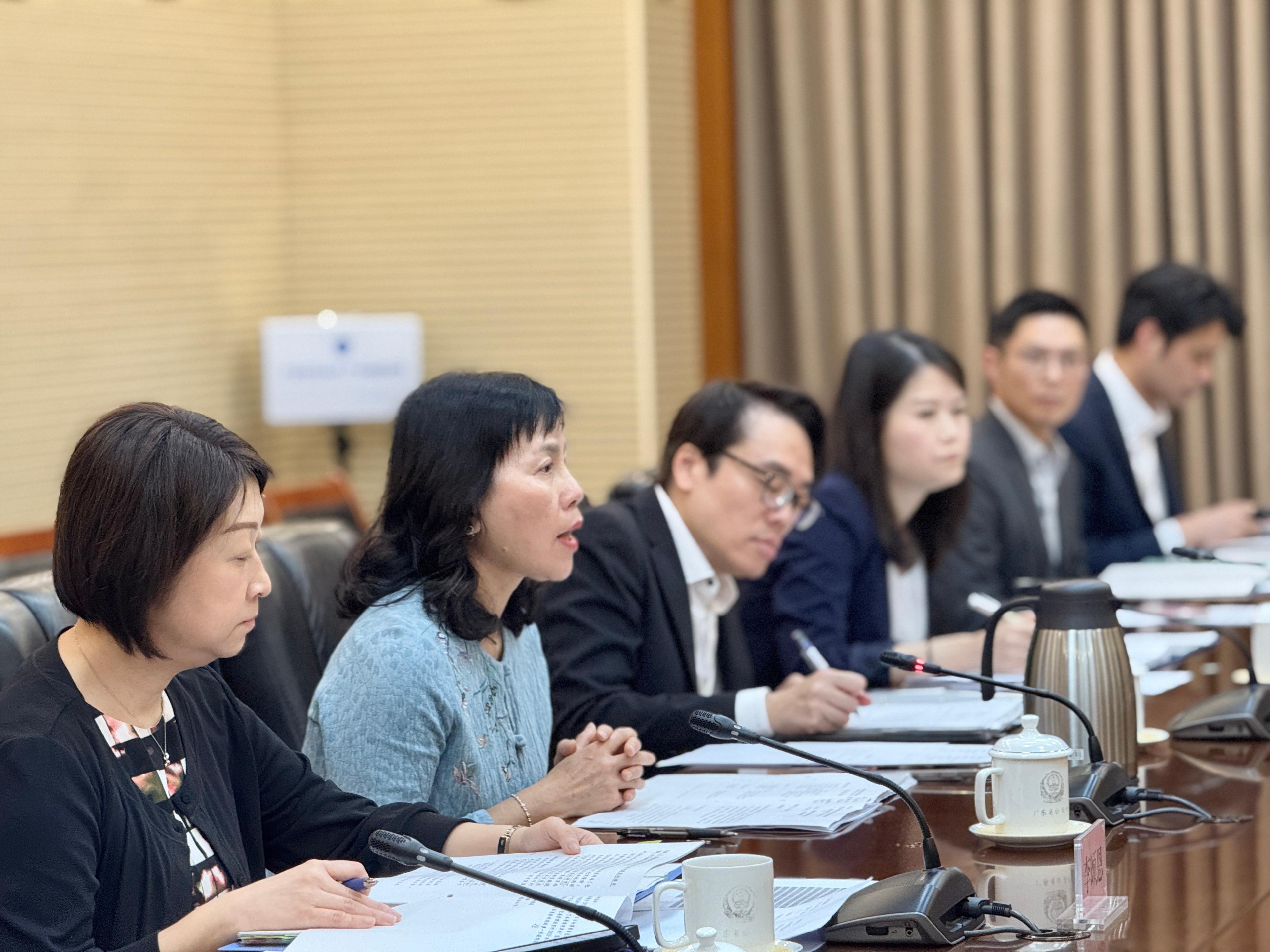 運輸及物流局局長陳美寶今日（六月三十日）在廣州出席粵港交通工作專班會議。圖示陳美寶（左二）與廣東省官員在會上商討推進「粵車南下」以及優化「港車北上」等工作，旁為運輸署署長李頌恩（左一）。