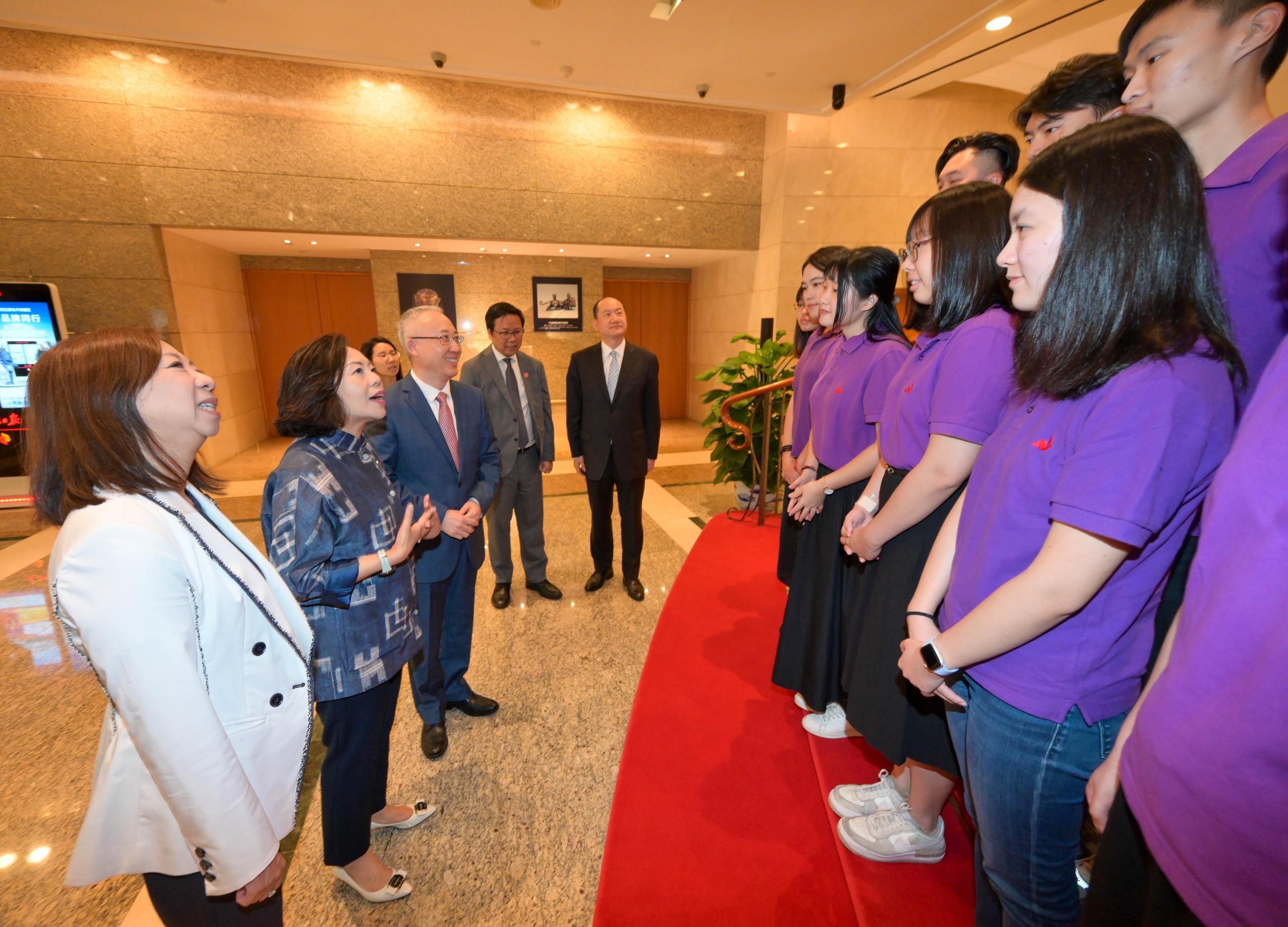 民政及青年事務局（民青局）局長麥美娟今日（六月三十日）率領「民青局—聯合國義工實習計劃」的青年義務實習生參訪外交部駐香港特別行政區特派員公署。圖示特派員公署副特派員李永勝（左三）、麥美娟（左二）和民青局常任秘書長林雪麗（左一）與青年義務實習生交流。