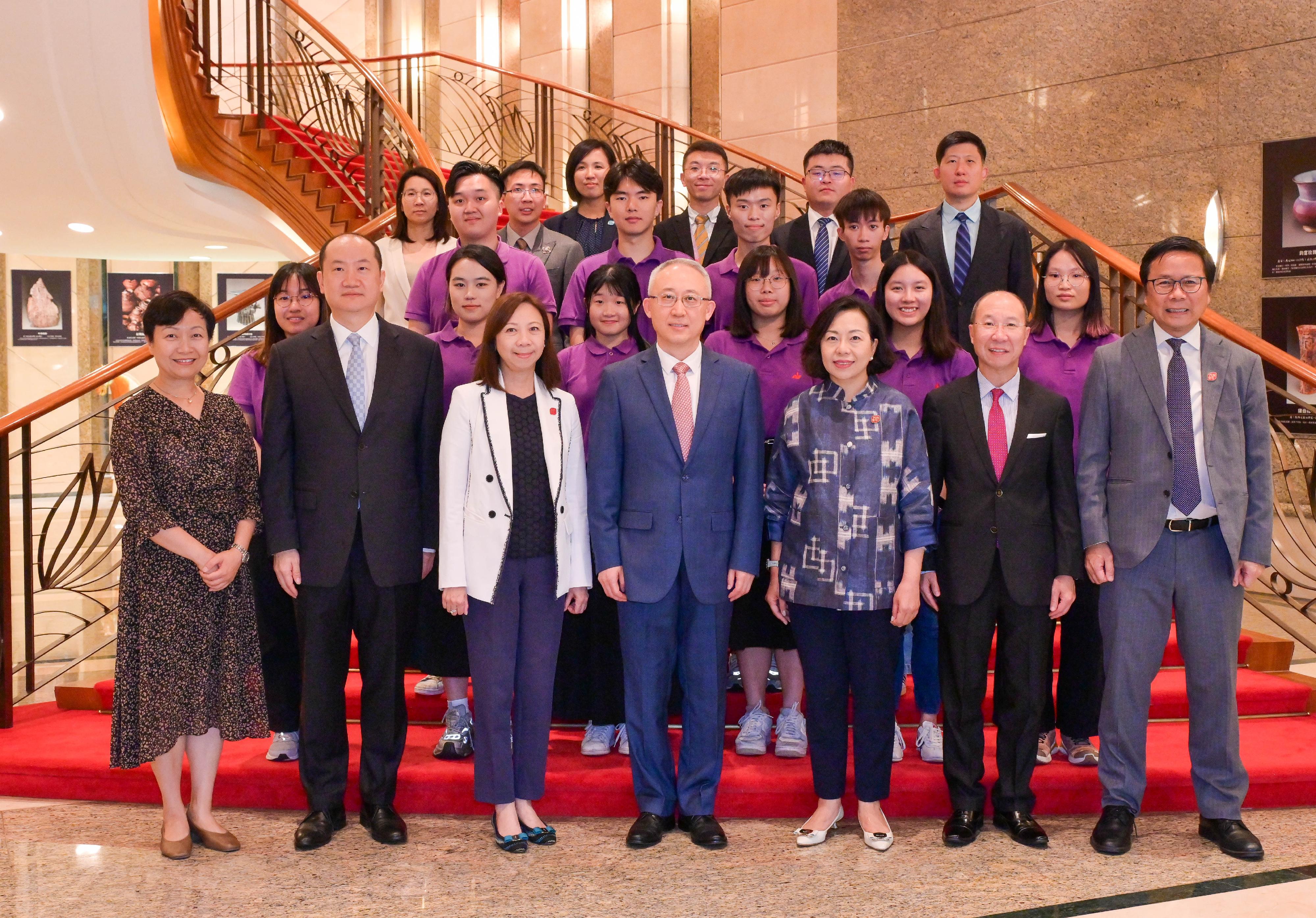 The Secretary for Home and Youth Affairs, Miss Alice Mak, led a batch of youth volunteer interns under the HYAB – United Nations Volunteer Internship Programme to visit the Office of the Commissioner of the Ministry of Foreign Affairs in the Hong Kong Special Administrative Region (OCMFA) today (June 30). Photo shows Deputy Commissioner of the OCMFA Mr Li Yongsheng (first row, centre), Miss Mak (first row, third right), and the Permanent Secretary for Home and Youth Affairs, Ms Shirley Lam (first row, third left) with the youth volunteer interns.
