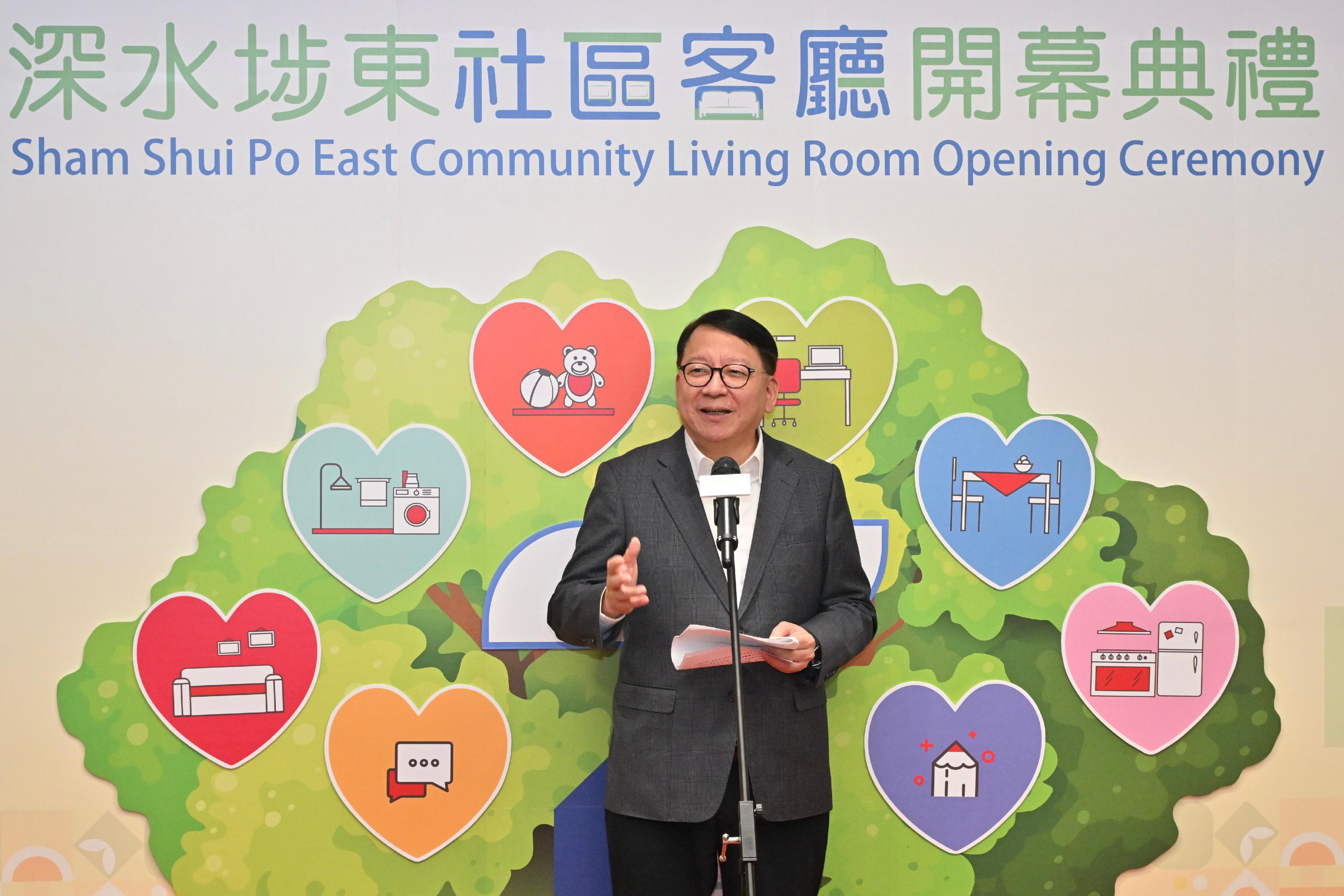 政務司司長陳國基今日（六月三十日）主持深水埗東社區客廳開幕典禮。中央人民政府駐香港特別行政區聯絡辦公室（中聯辦）副主任祁斌、招商局集團董事長繆建民、勞工及福利局局長孫玉菡、中聯辦經濟部副部長郭韶偉、招商局集團董事鍾國東、勞工及福利局常任秘書長劉焱、社會福利署署長杜永恒和博愛醫院董事局主席黃曉君亦一同主禮。圖示陳國基在典禮上致辭。