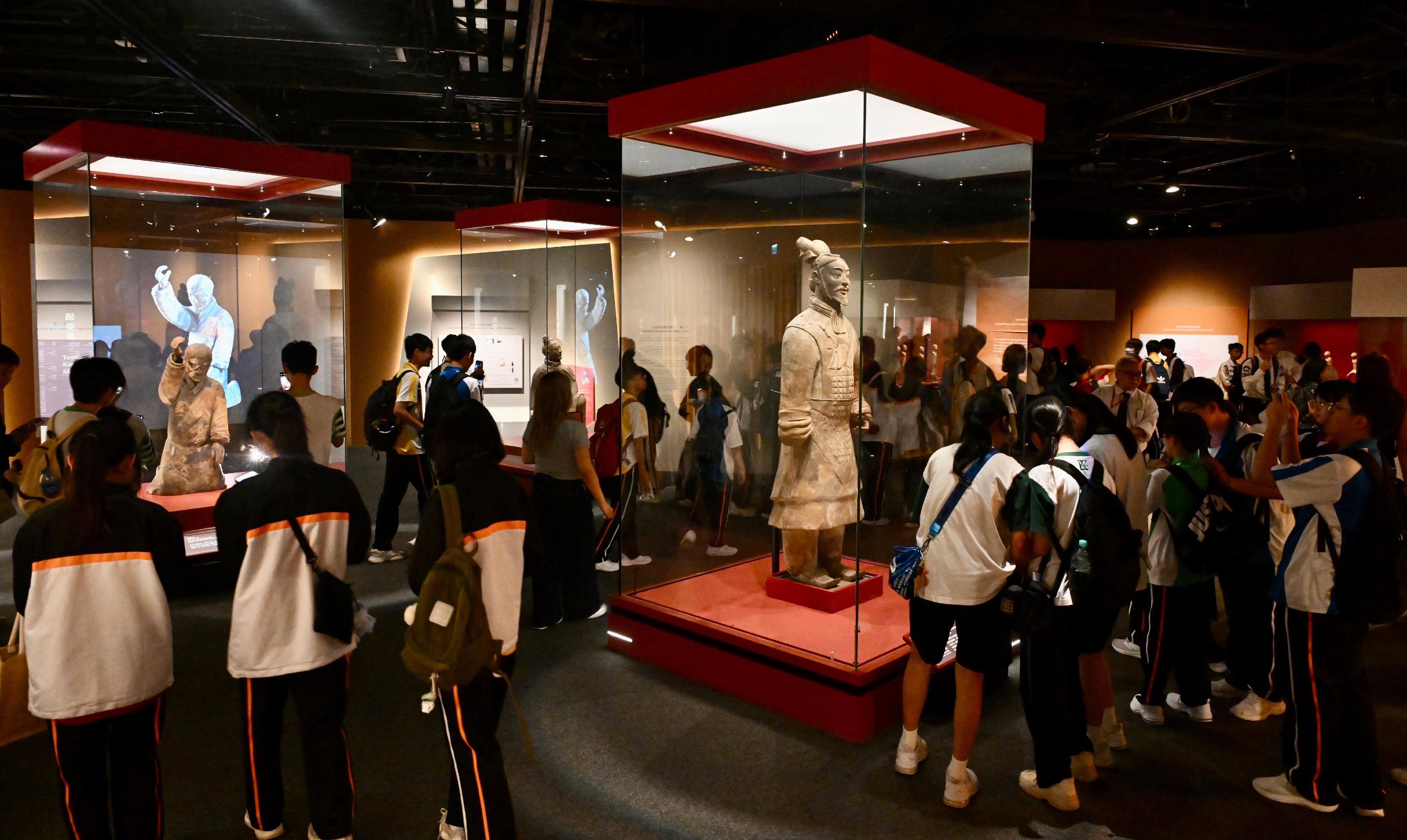 "The Hong Kong Jockey Club Series: The Great Unity - Civilisation of the Qin and Han Dynasties in Shaanxi Province" exhibition at the Hong Kong Museum of History has been widely welcomed by the local public and visitors since its opening on April 16. The exhibition received its 200 000th visitor today (June 30). Photo shows visitors touring the exhibition.