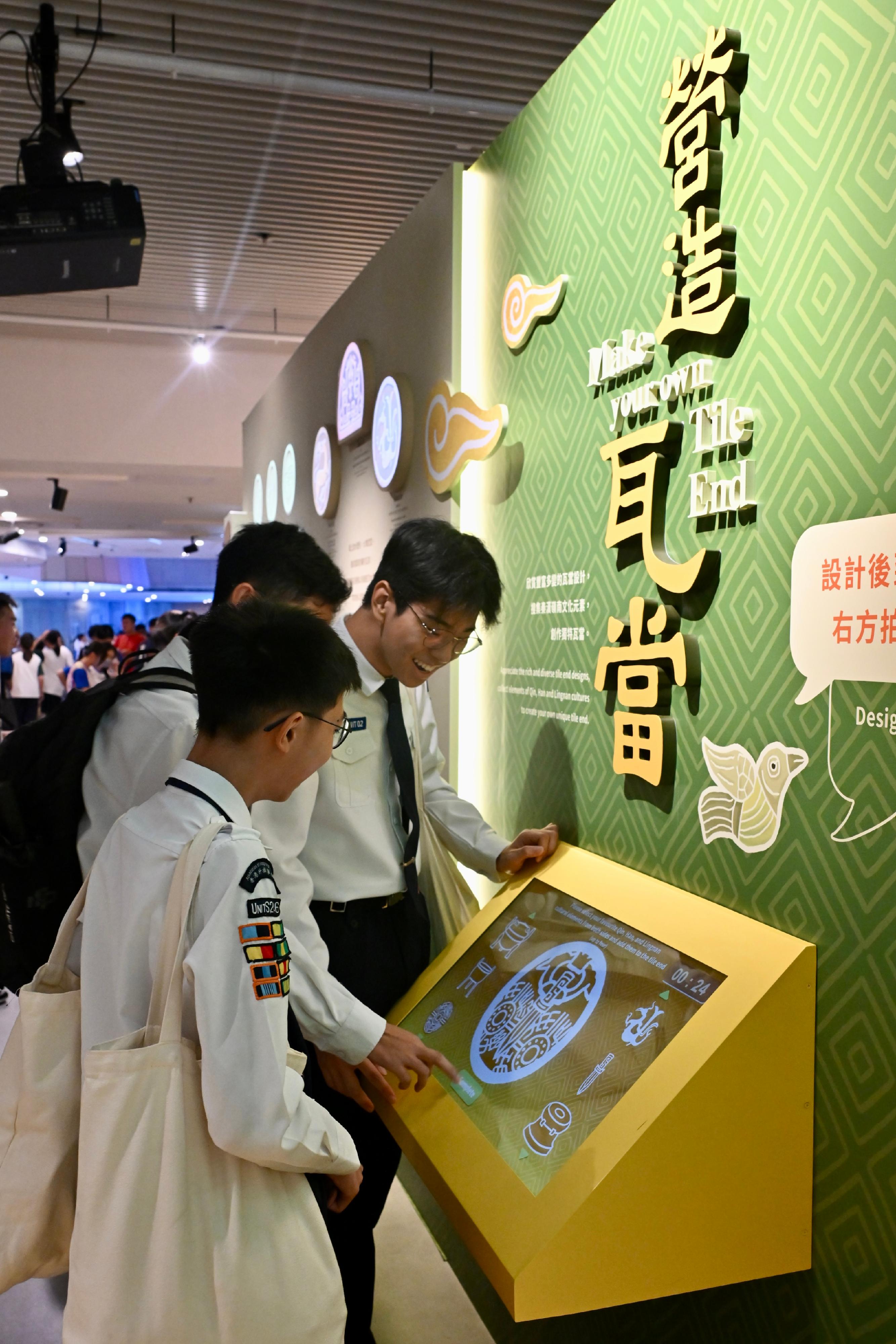 "The Hong Kong Jockey Club Series: The Great Unity - Civilisation of the Qin and Han Dynasties in Shaanxi Province" exhibition at the Hong Kong Museum of History has been widely welcomed by the local public and visitors since its opening on April 16. The exhibition received its 200 000th visitor today (June 30). Photo shows students at the interactive zone. 