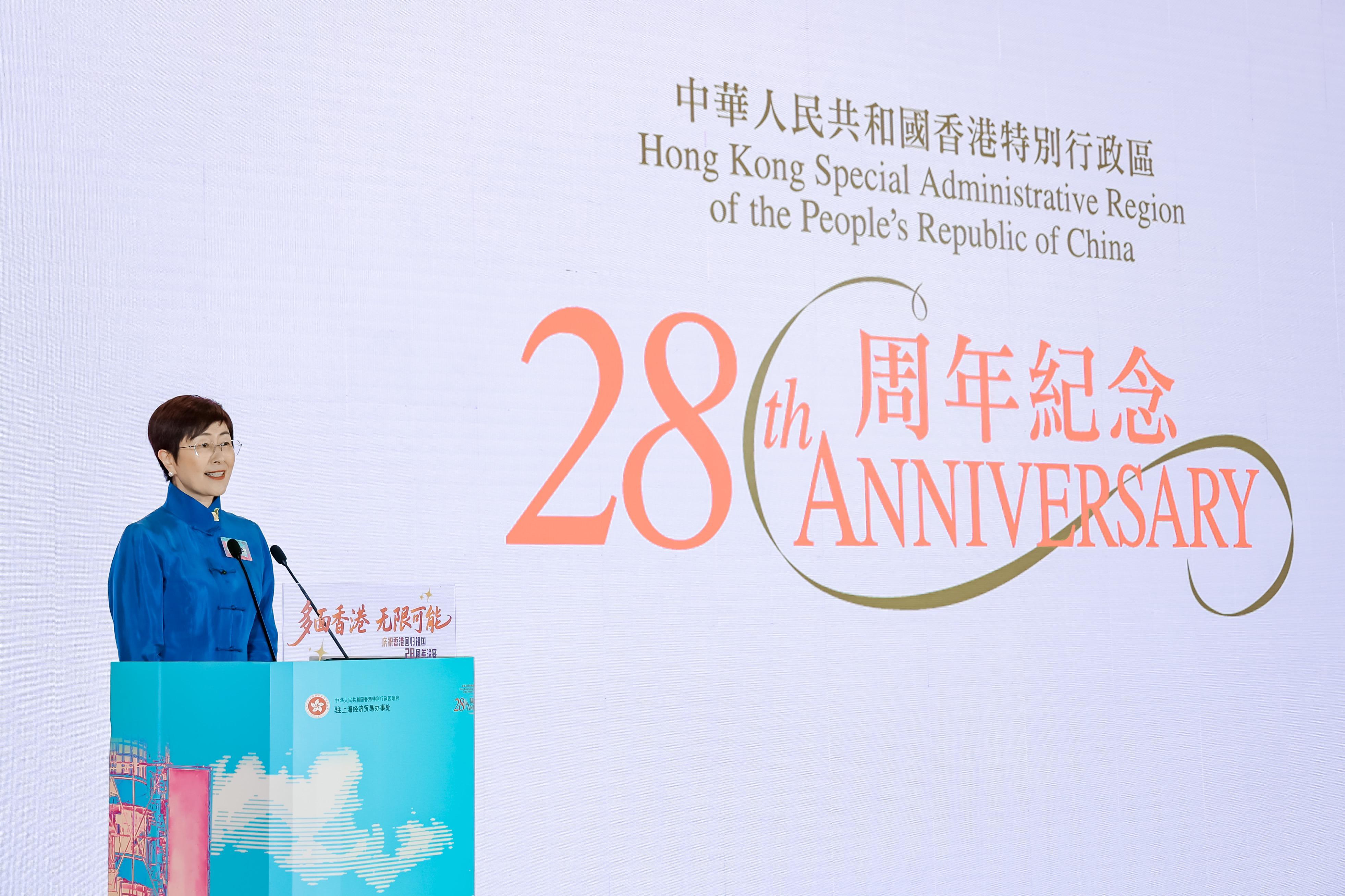 為慶祝香港特別行政區成立二十八周年，駐上海經濟貿易辦事處（駐滬辦）今日（七月一日）在上海舉辦慶祝晚宴。圖示駐滬辦主任蔡亮於晚宴上致辭。