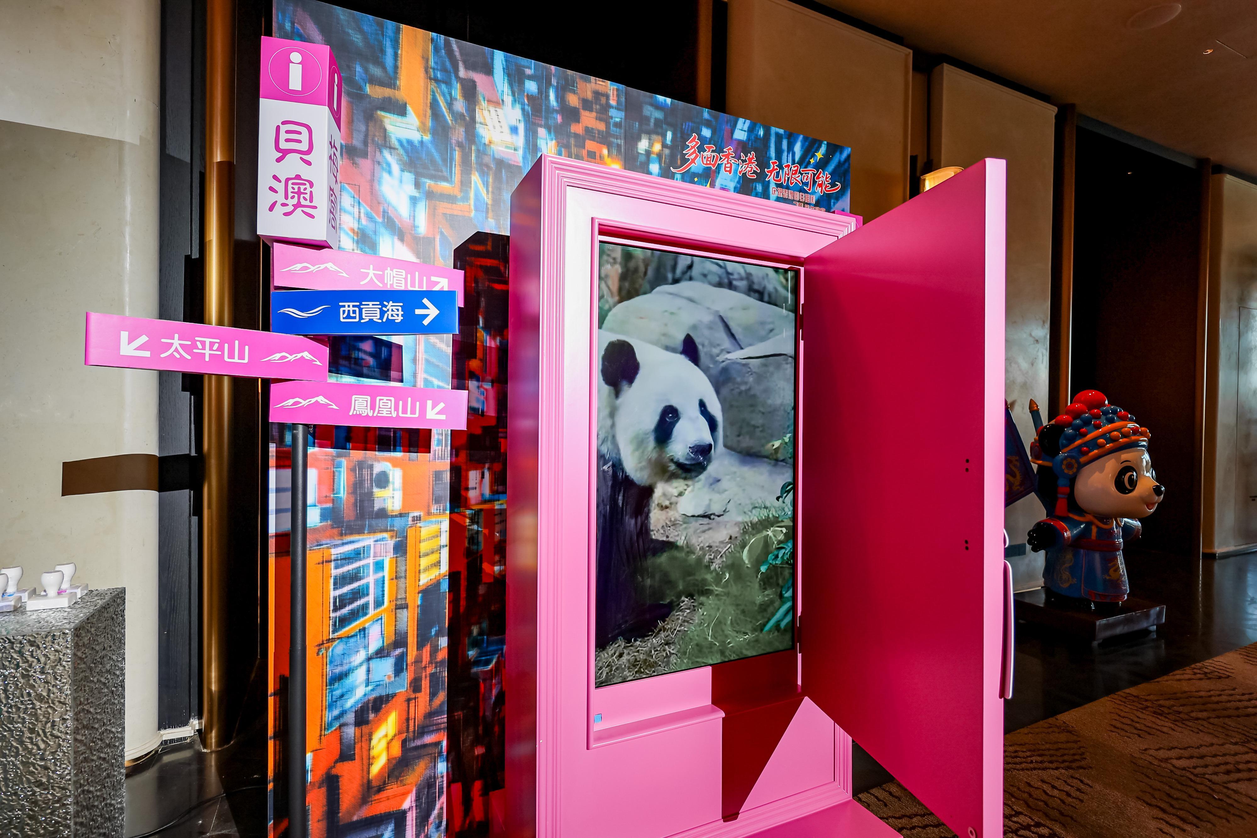 為慶祝香港特別行政區成立二十八周年，駐上海經濟貿易辦事處今日（七月一日）在上海舉辦慶祝晚宴。圖示晚宴現場以發展旅遊熱點工作組早前公布落實推行的九個項目為主軸，加上中央政府送贈香港的大熊貓為設計靈感的互動展區和打卡點。