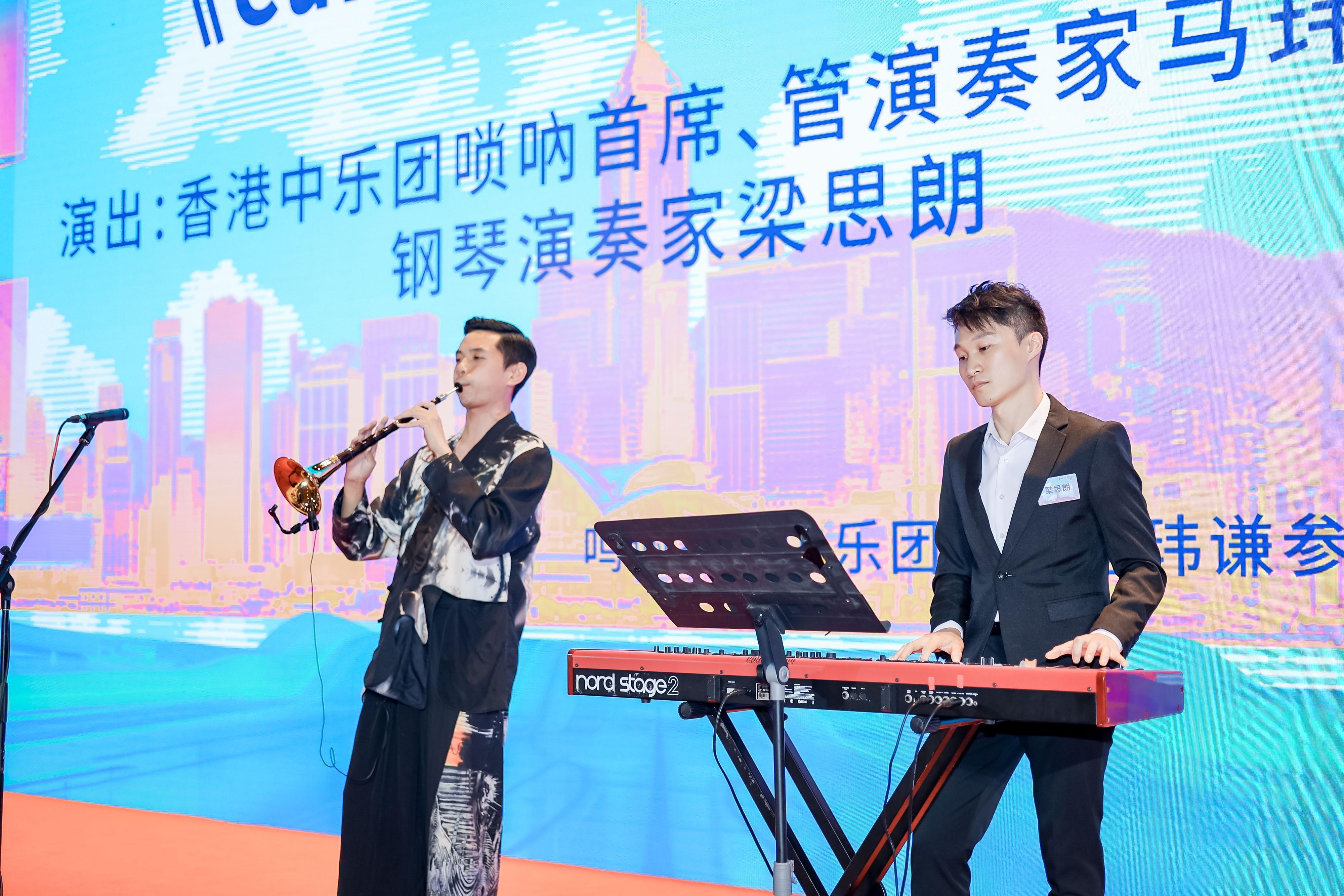 為慶祝香港特別行政區成立二十八周年，駐上海經濟貿易辦事處今日（七月一日）在上海舉辦慶祝晚宴。圖示香港青年藝術家馬瑋謙（左）和梁思朗（右）在晚宴上演出。