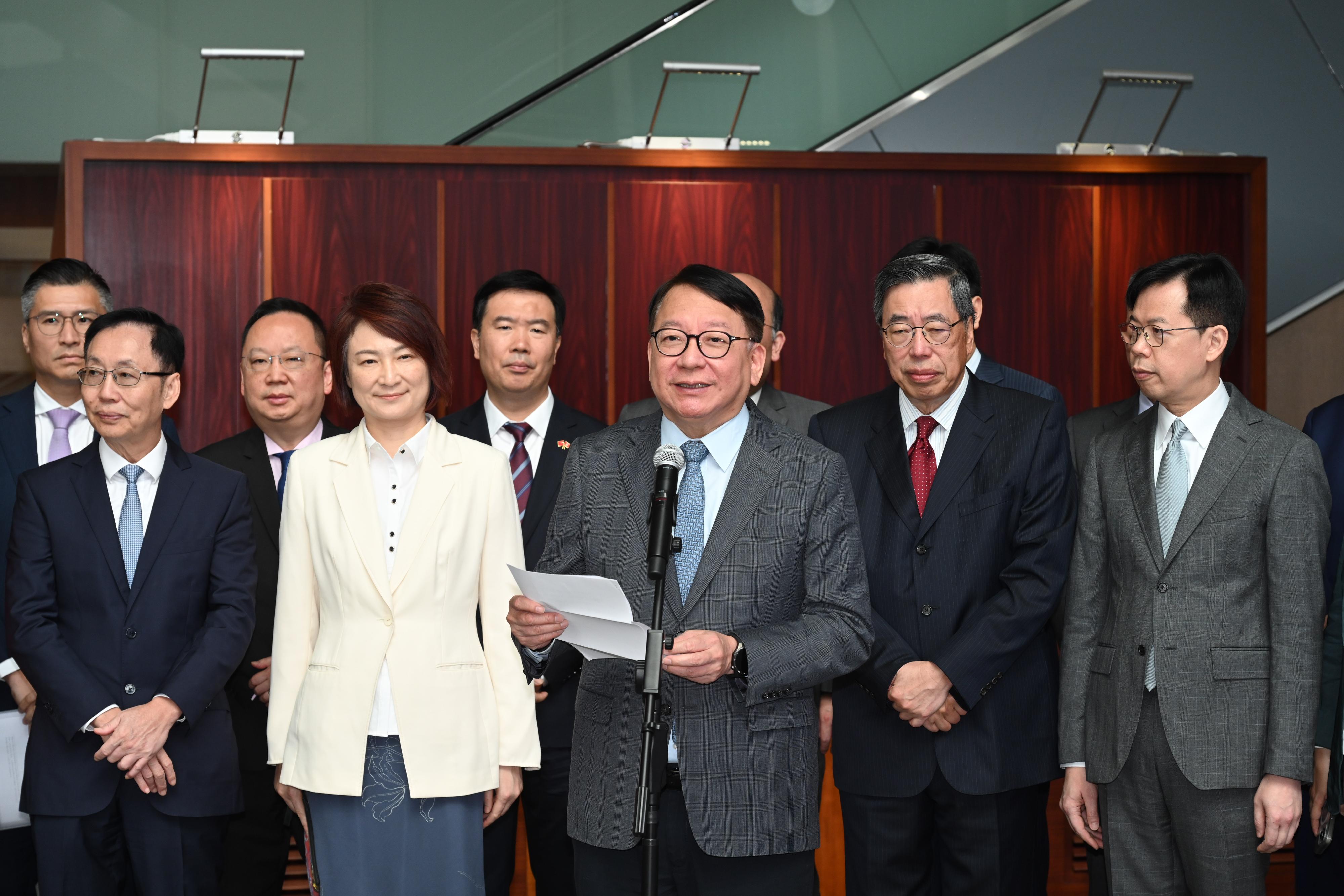 政務司司長陳國基（前排中）今日（七月二日）在立法會圖書館優化設施及服務啟用儀式致辭。
